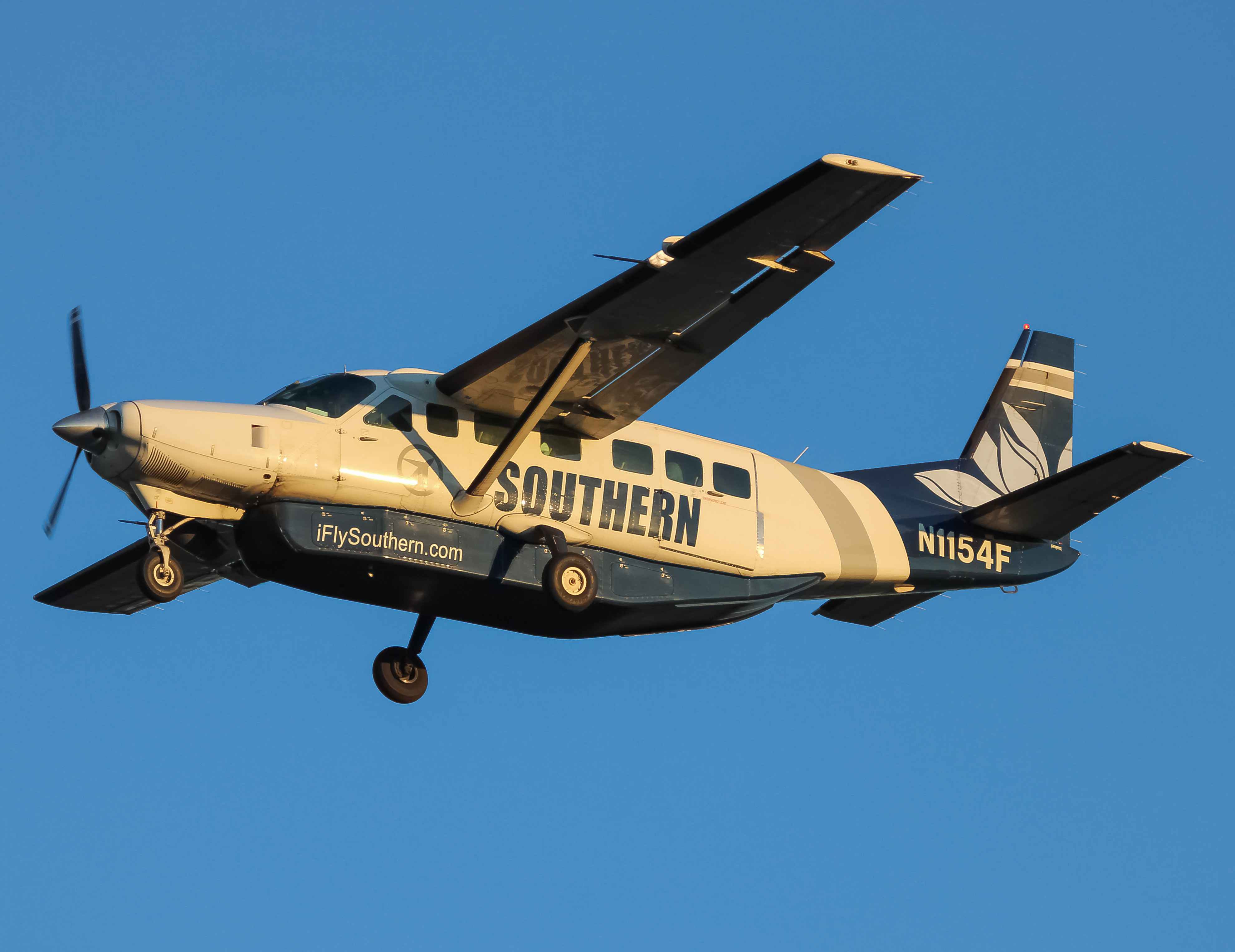 Full size: Southern Airways Express Cessna C208B Grand Caravan N1154F at Washington Dulles International Airport