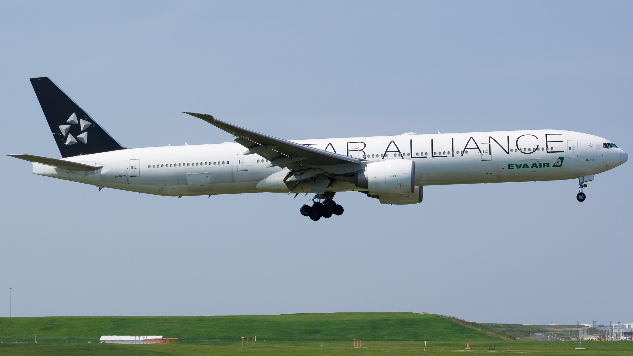 Full size: EVA Air Boeing 777-300ER B-16715 at Chicago O'Hare International Airport
