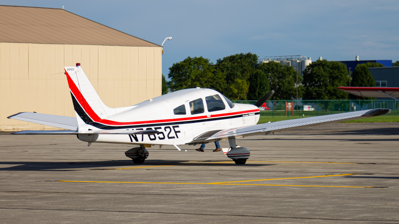 Full size: PRIVATE Piper 28 Cherokee N7652F at Delaware Municipal Airport