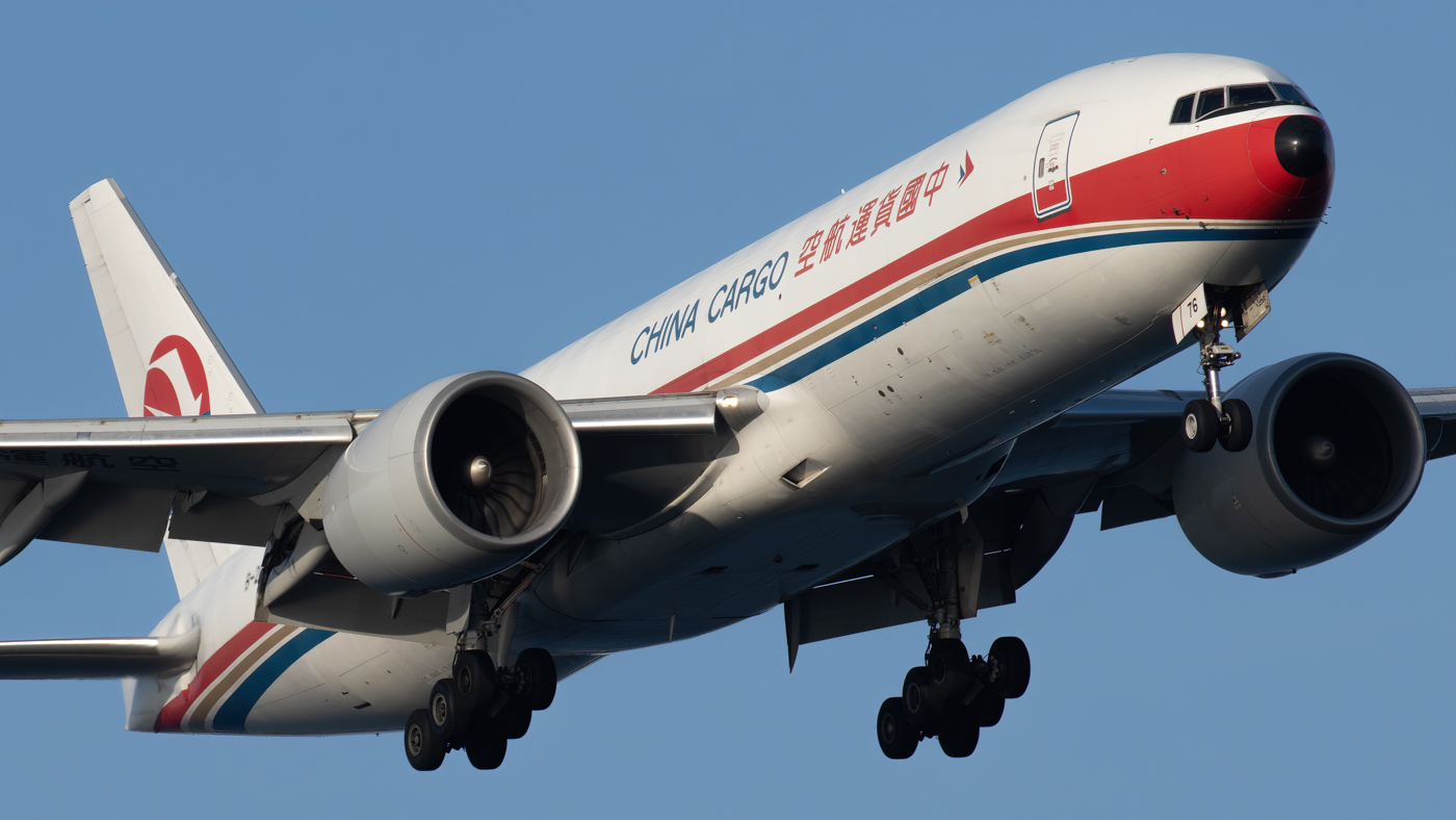 Full size: China Cargo Airlines Boeing 777-200F B-2076 at Singapore-Changi Airport