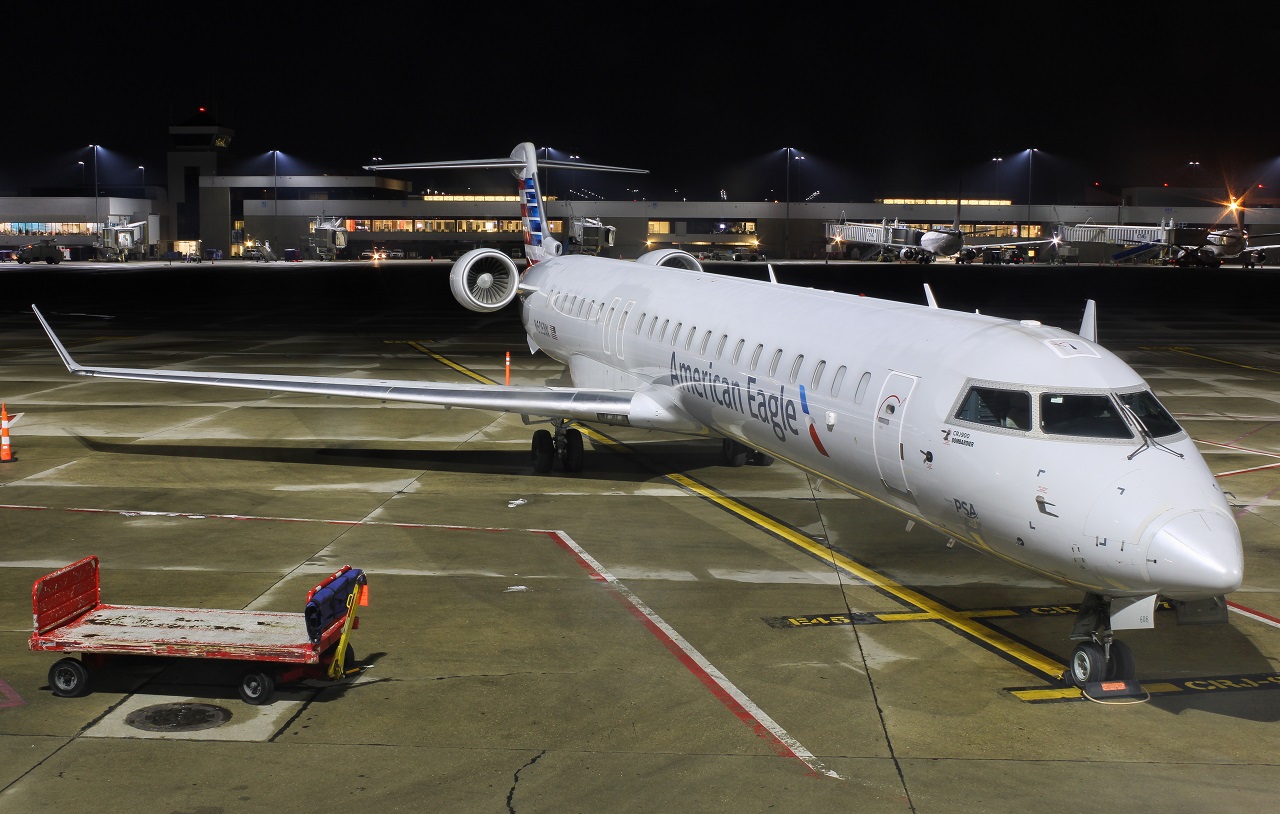 Full size: American Eagle Mitsubishi CRJ-900 N606NN at Cincinnati/Northern Kentucky International Airport
