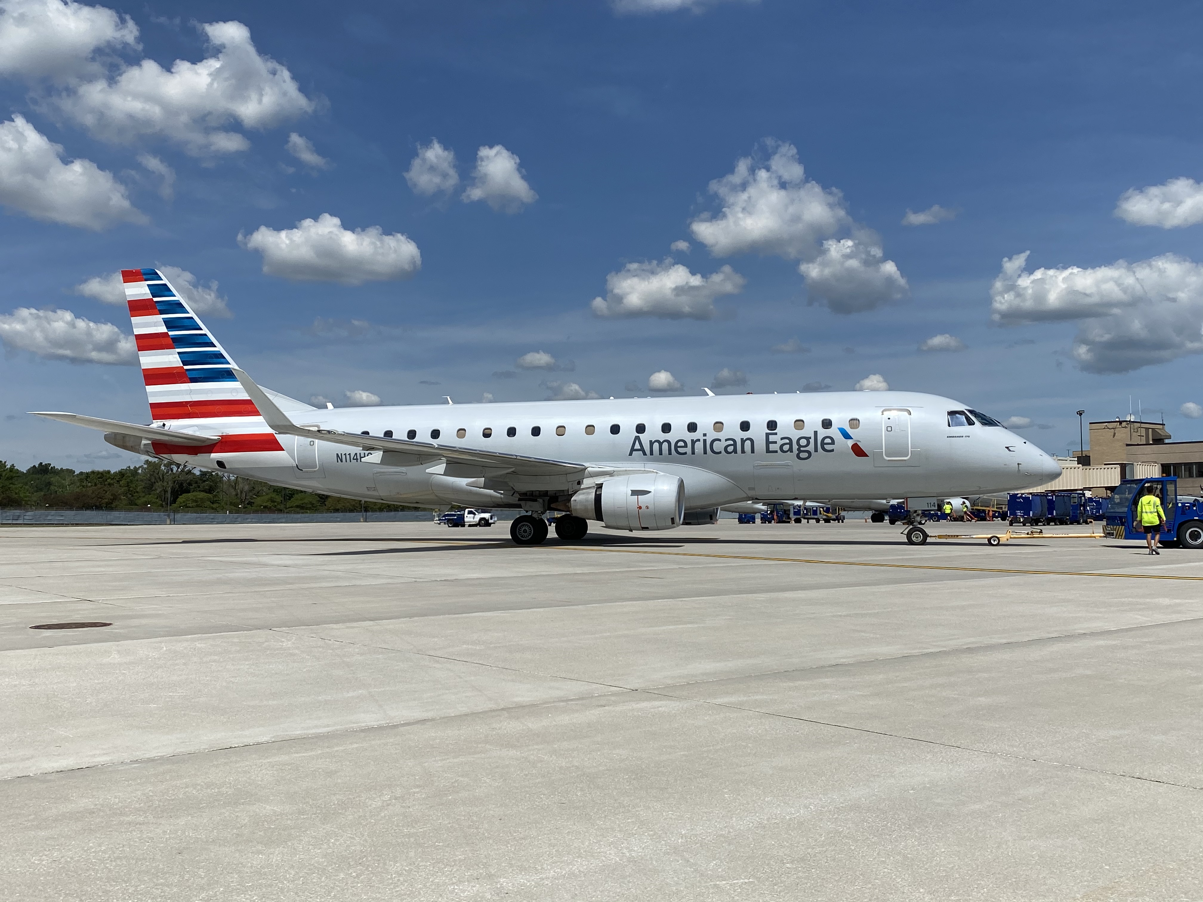 Full size: American Airlines Embraer E175 N114HQ at Omaha Eppley Airfield