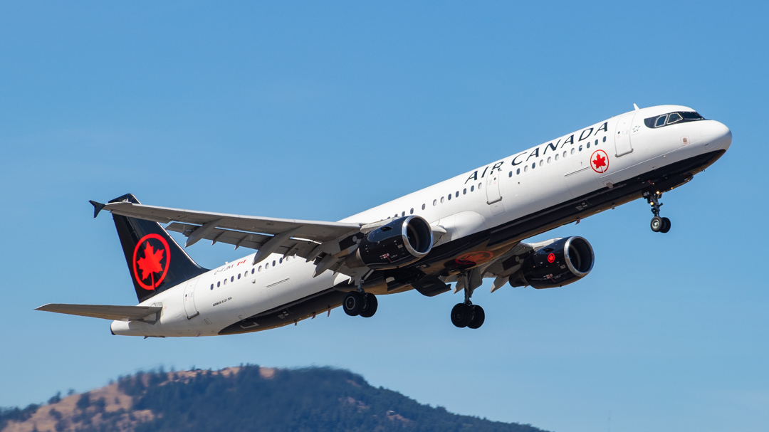 Full size: Air Canada Airbus A321-200 C-FJNX at Victoria International Airport