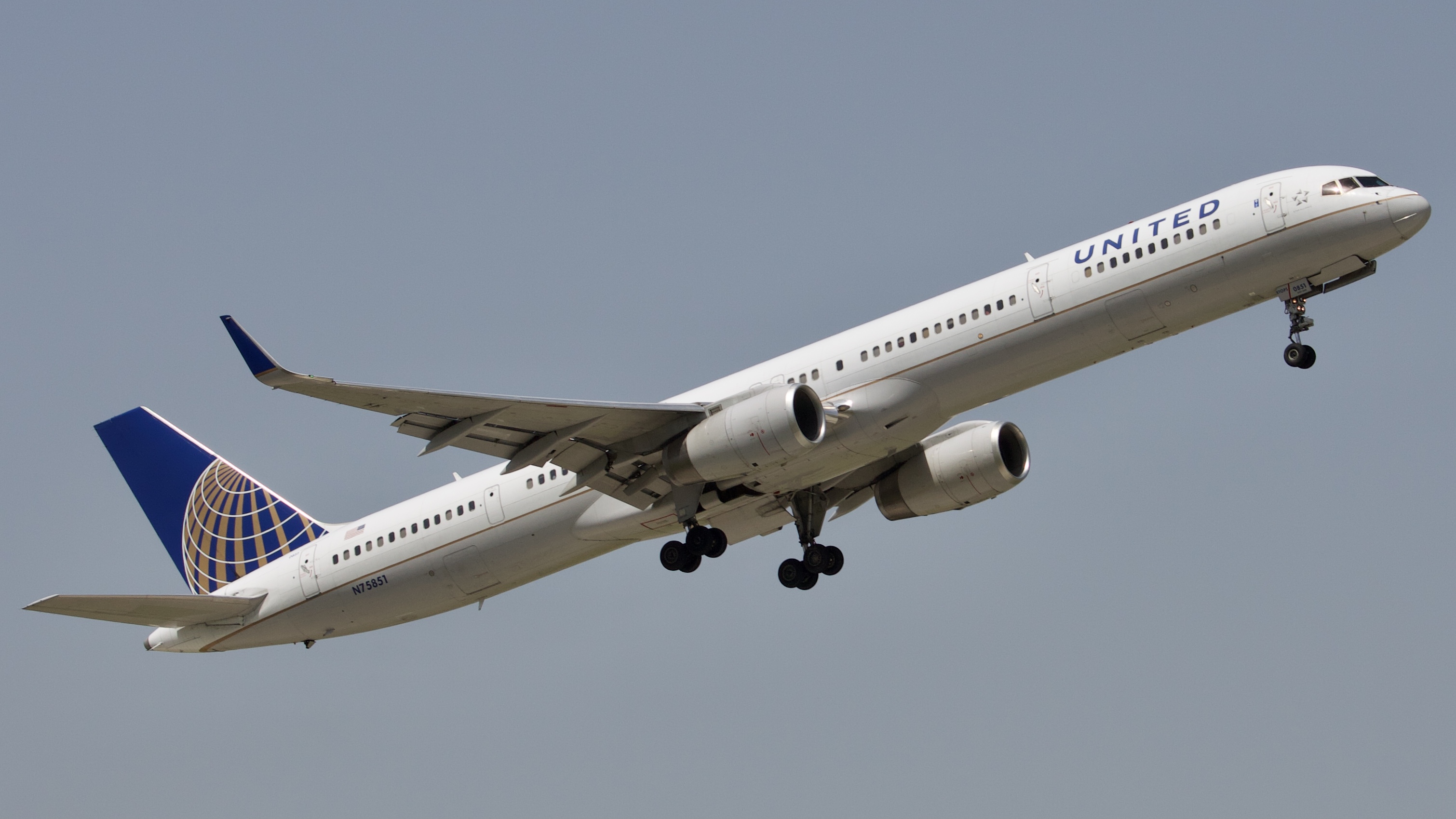 Full size: United Airlines Boeing 757-300 N75851 at Houston-George Bush Intercontinental Airport