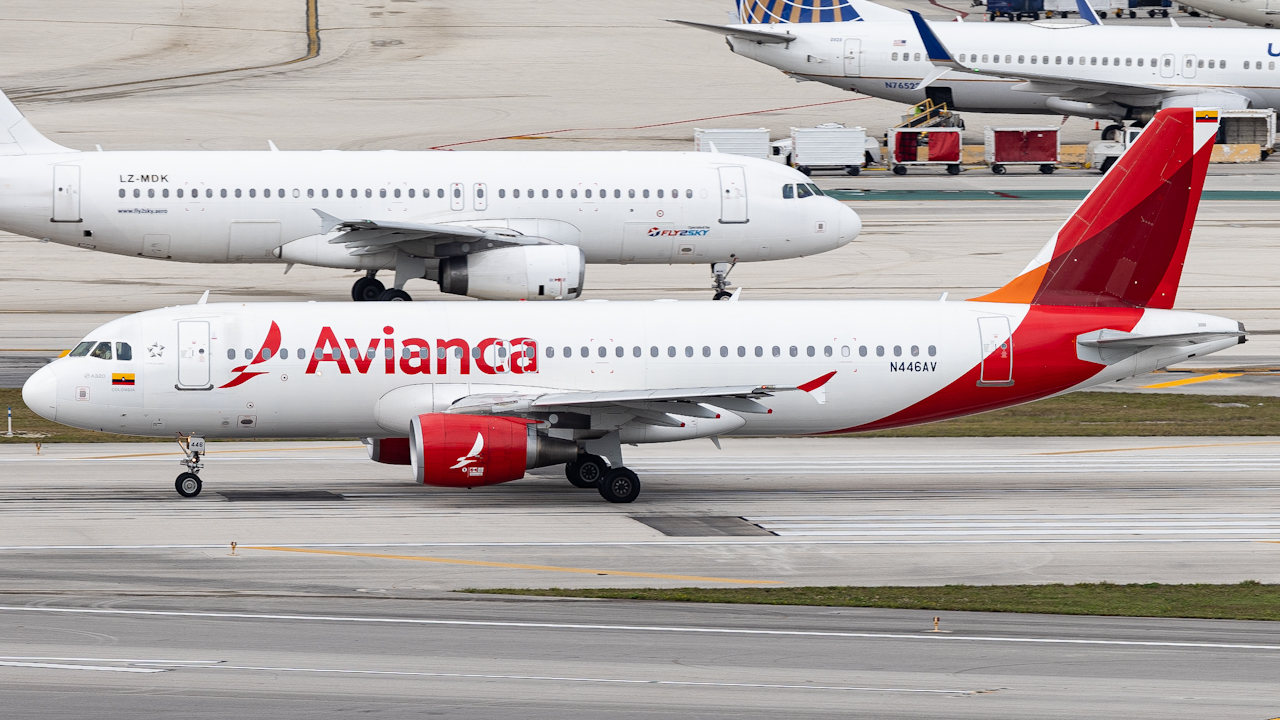 Full size: Avianca Airbus A320 N446AV at Miami International Airport