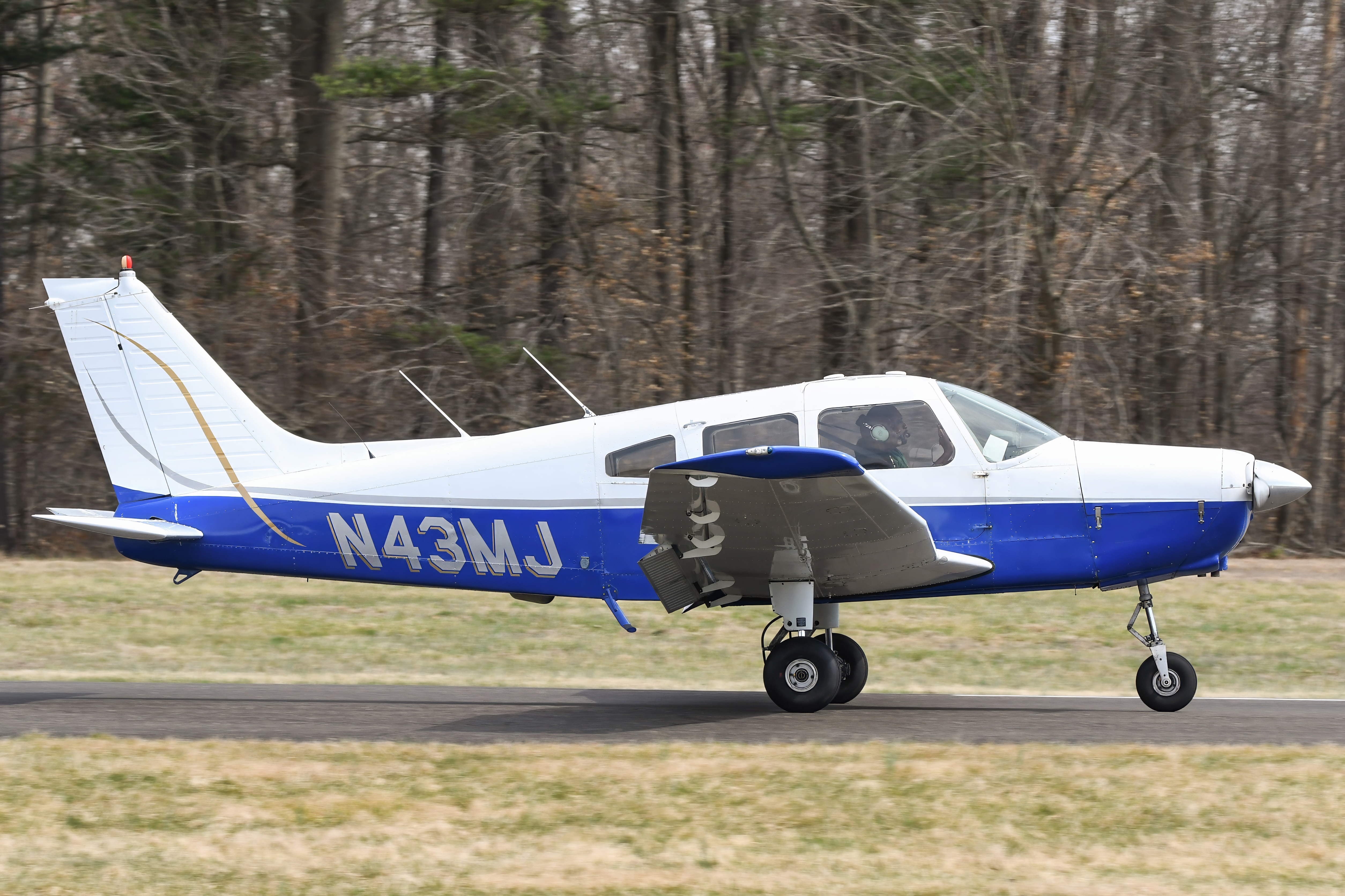 Full size: PRIVATE Piper PA-28 Cherokee Warrior N43MJ at Flying W Airport