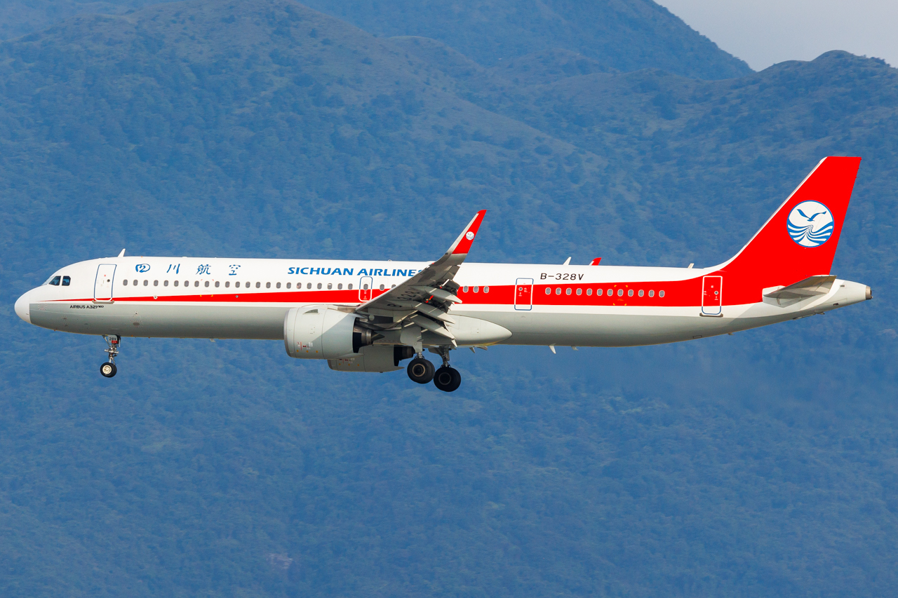 Full size: Sichuan Airlines Airbus A321NEO B-328V at Hong Kong International Airport