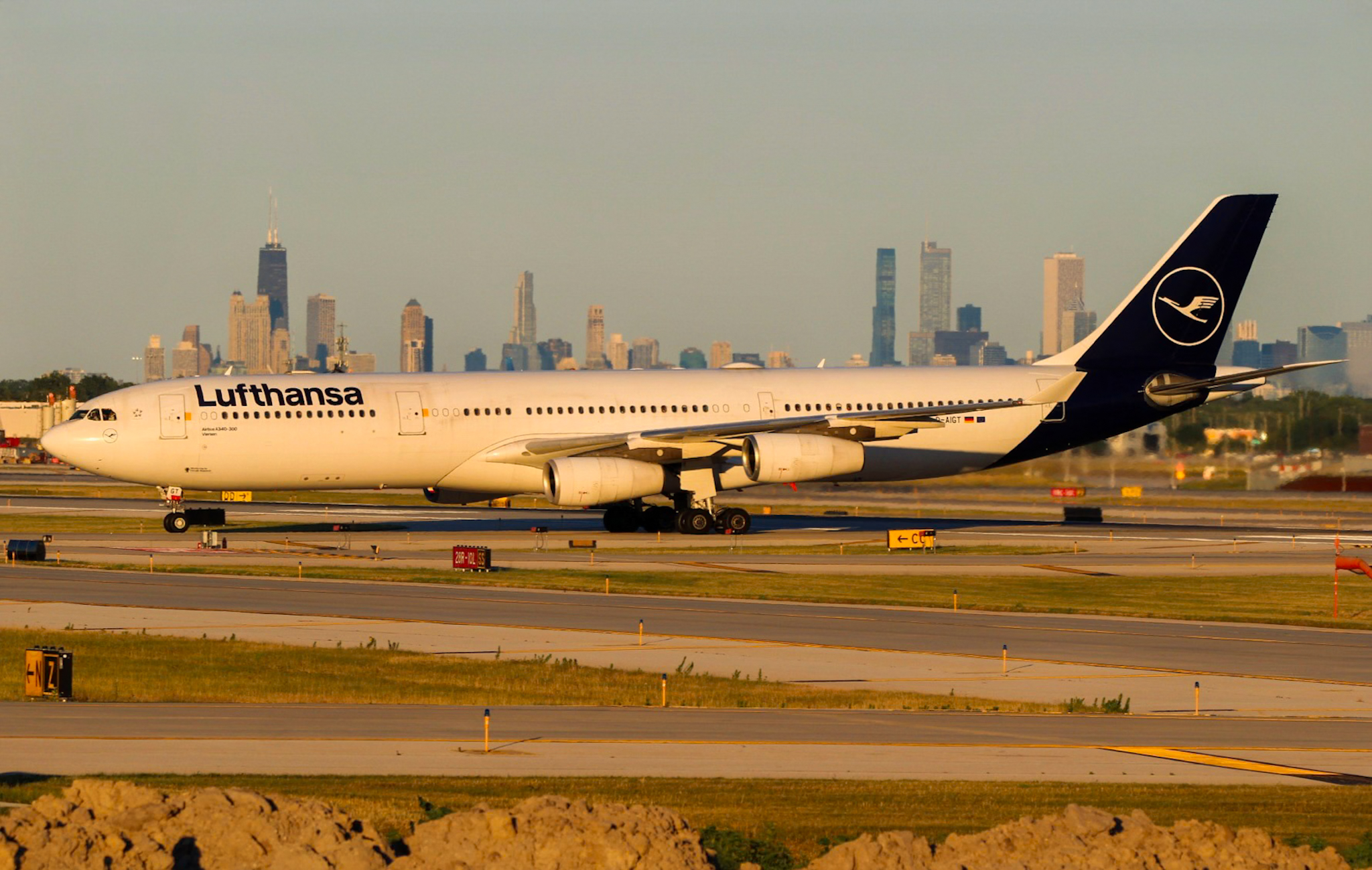 Full size: Lufthansa  Airbus A340-300 D-AIGT at Chicago O'Hare International Airport