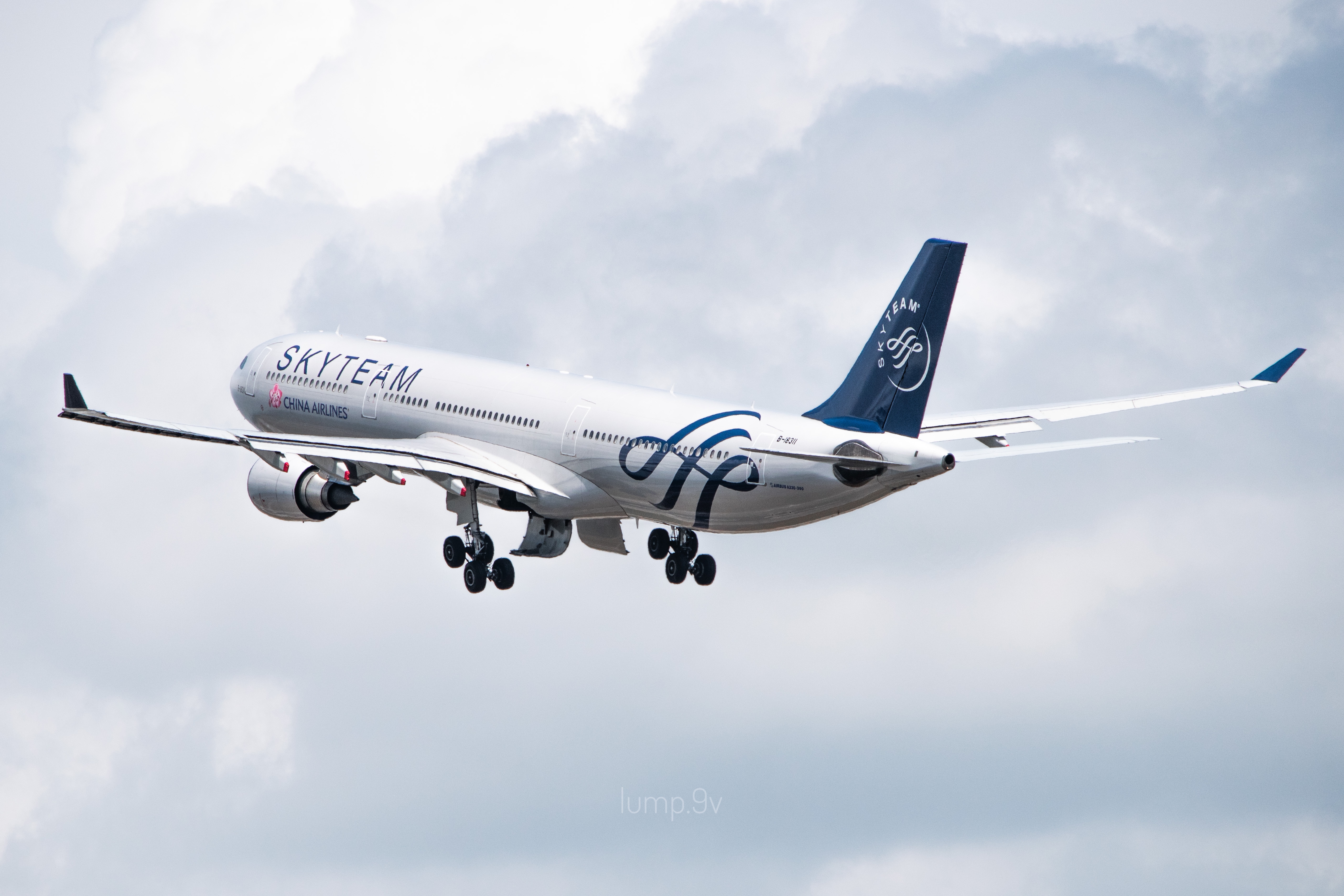 Full size: China Airlines Airbus A330-300 B-18311 at Singapore-Changi Airport
