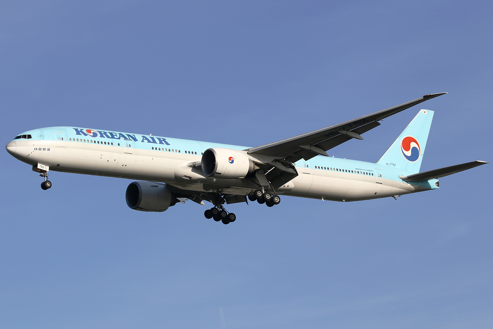 Full size: Korean Air Boeing 777-300ER HL7782 at Amsterdam Schiphol Airport