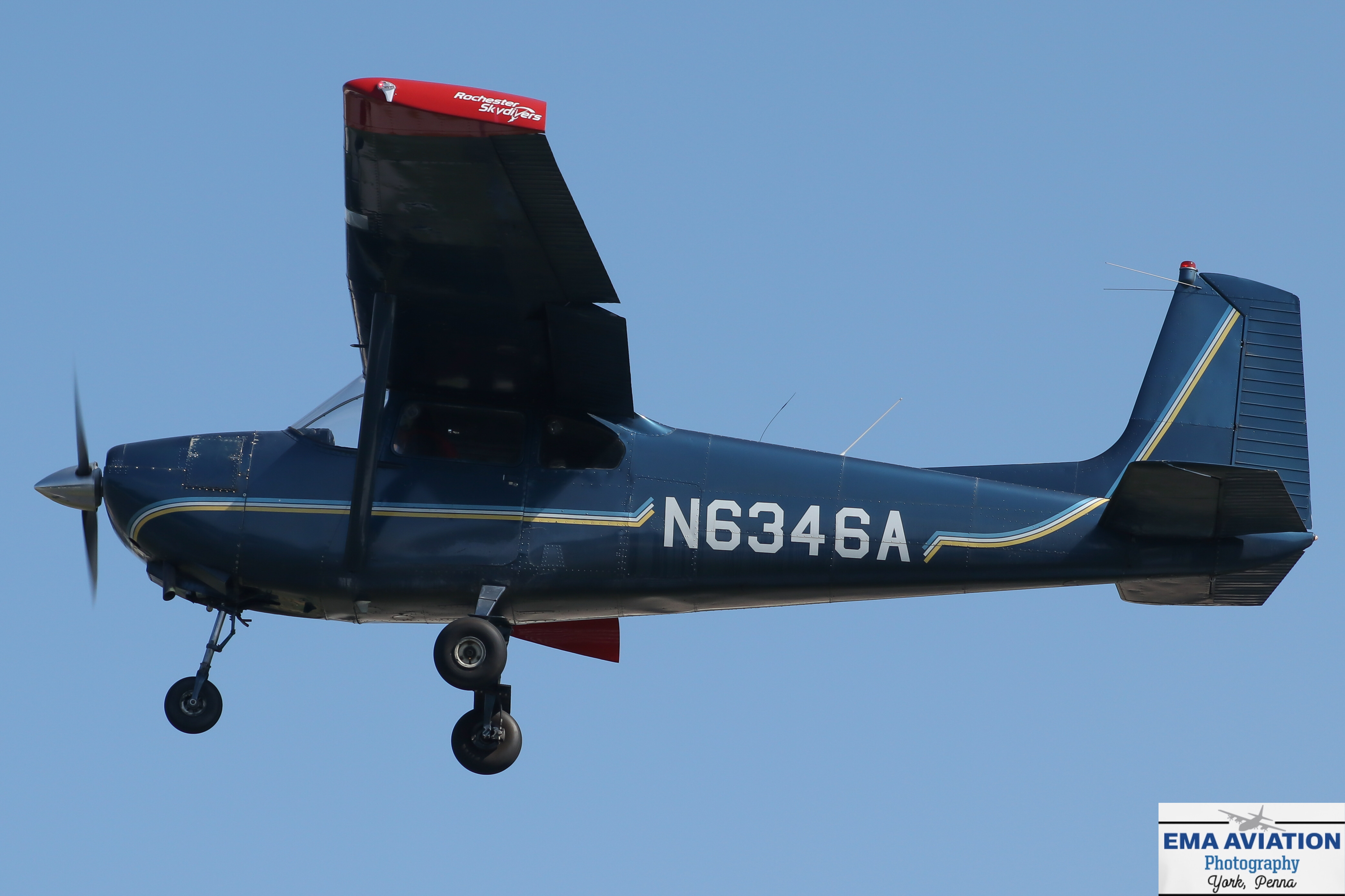 Full size: PRIVATE Cessna 182 Skylane N6346A at Smoketown Airport