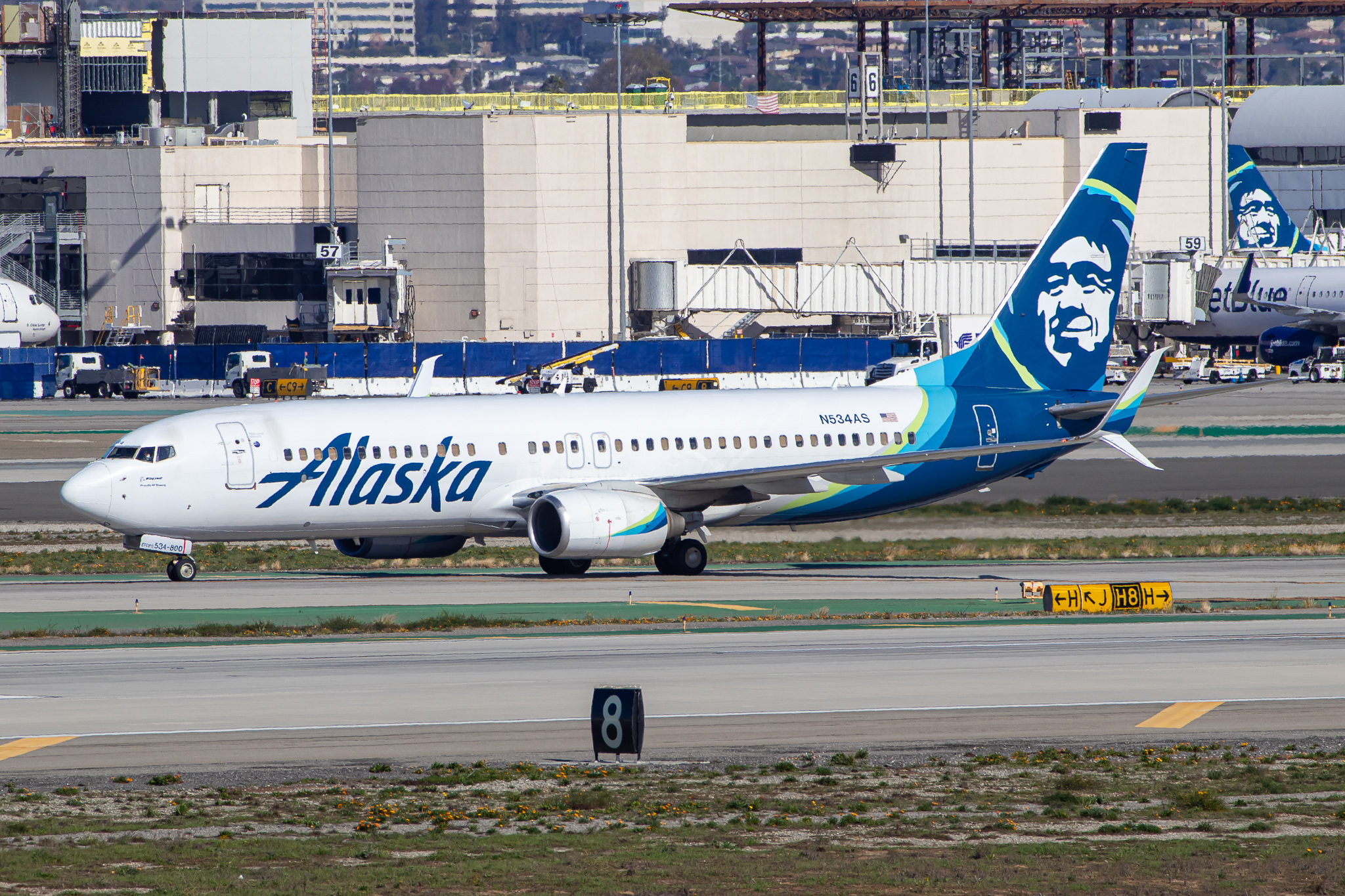 Full size: Alaska Airlines Boeing 737-800 N534AS at Los Angeles International Airport