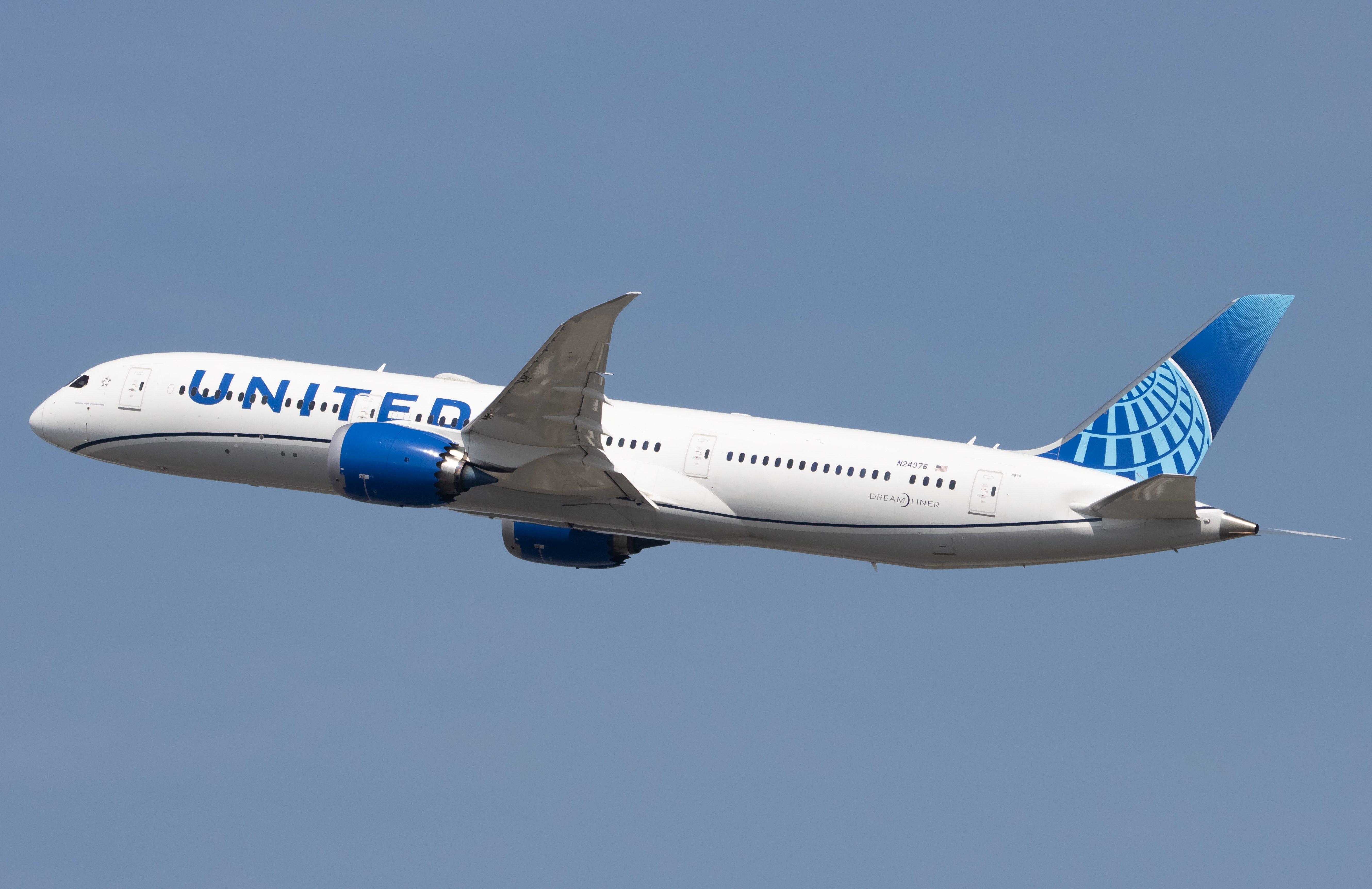 Full size: United Airlines Boeing 787-9 N24976 at Newark Liberty International Airport