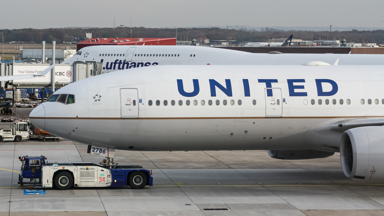 Full size: United Airlines Boeing 777-200 N786UA at Frankfurt International Airport