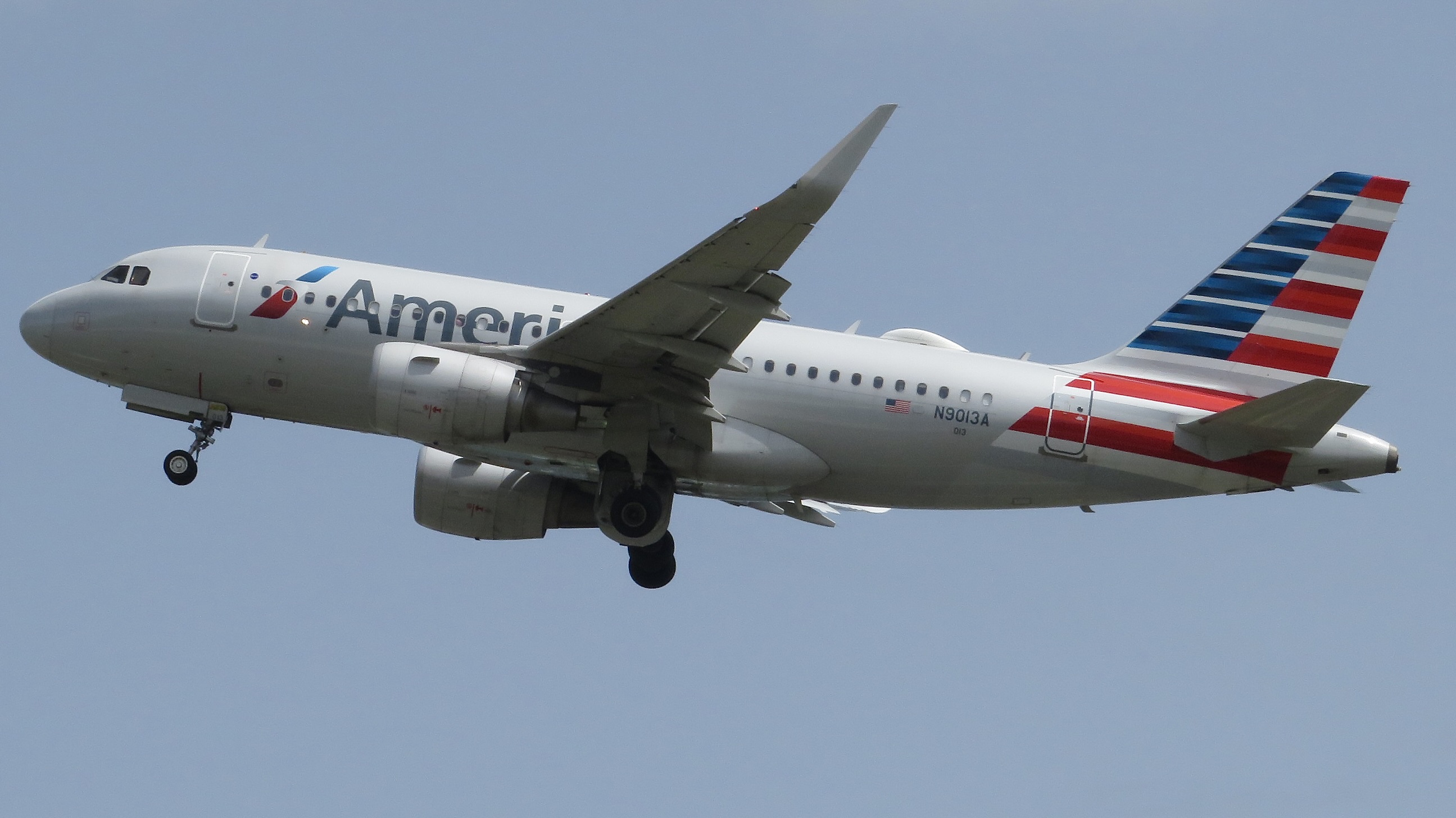 Full size: American Airlines Airbus A319 N9013A at St. Thomas Cyril E. King Airport