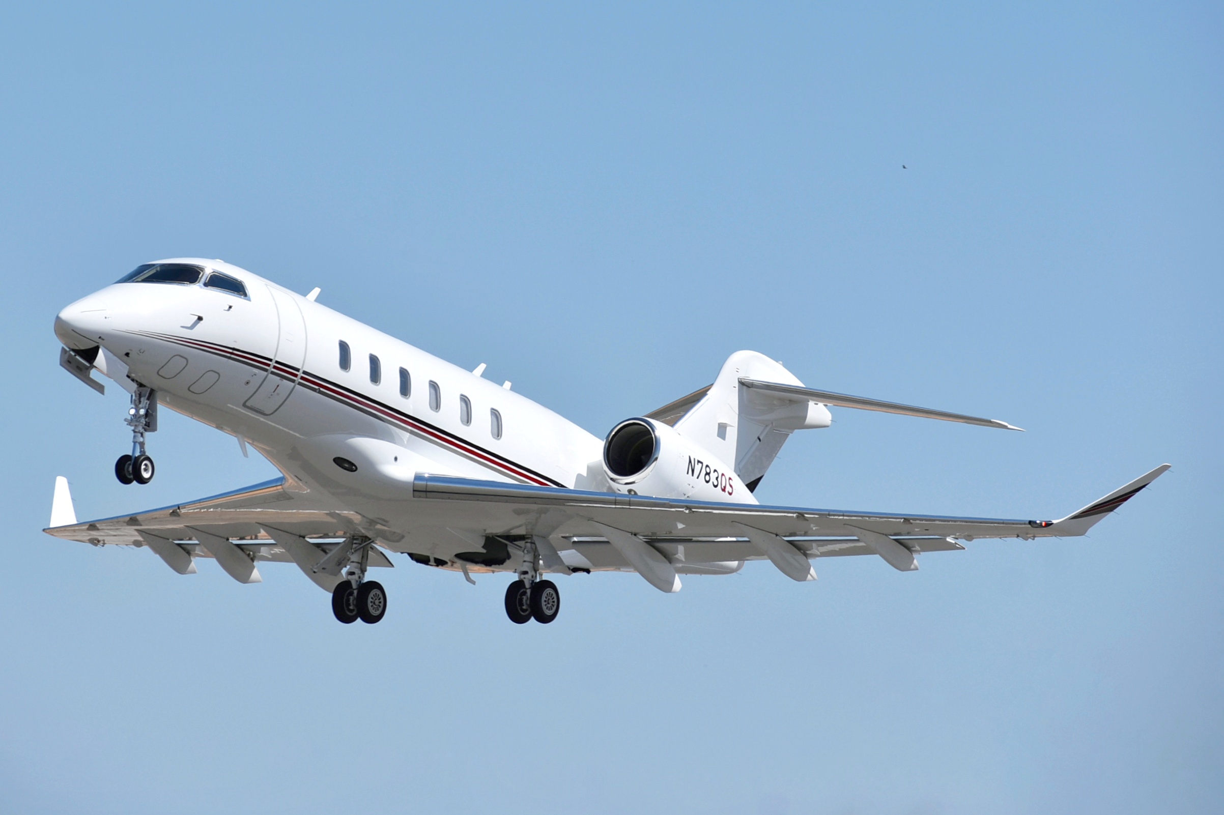 Full size: NetJets Bombardier Challenger 350 N783QS at Aeropuerto de Cabo San Lucas Internacional