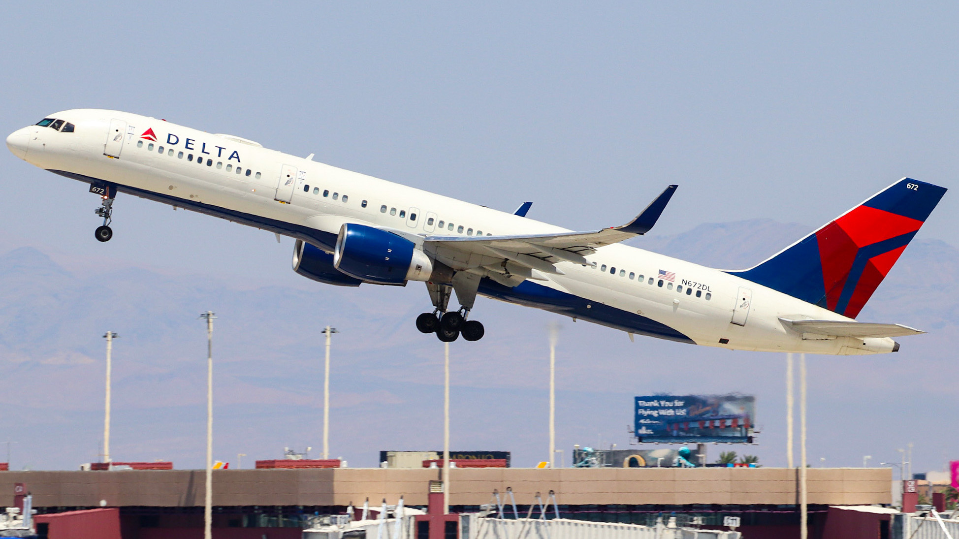 Full size: Delta Airlines Boeing 757-200 N672DL at Harry Reid International Airport