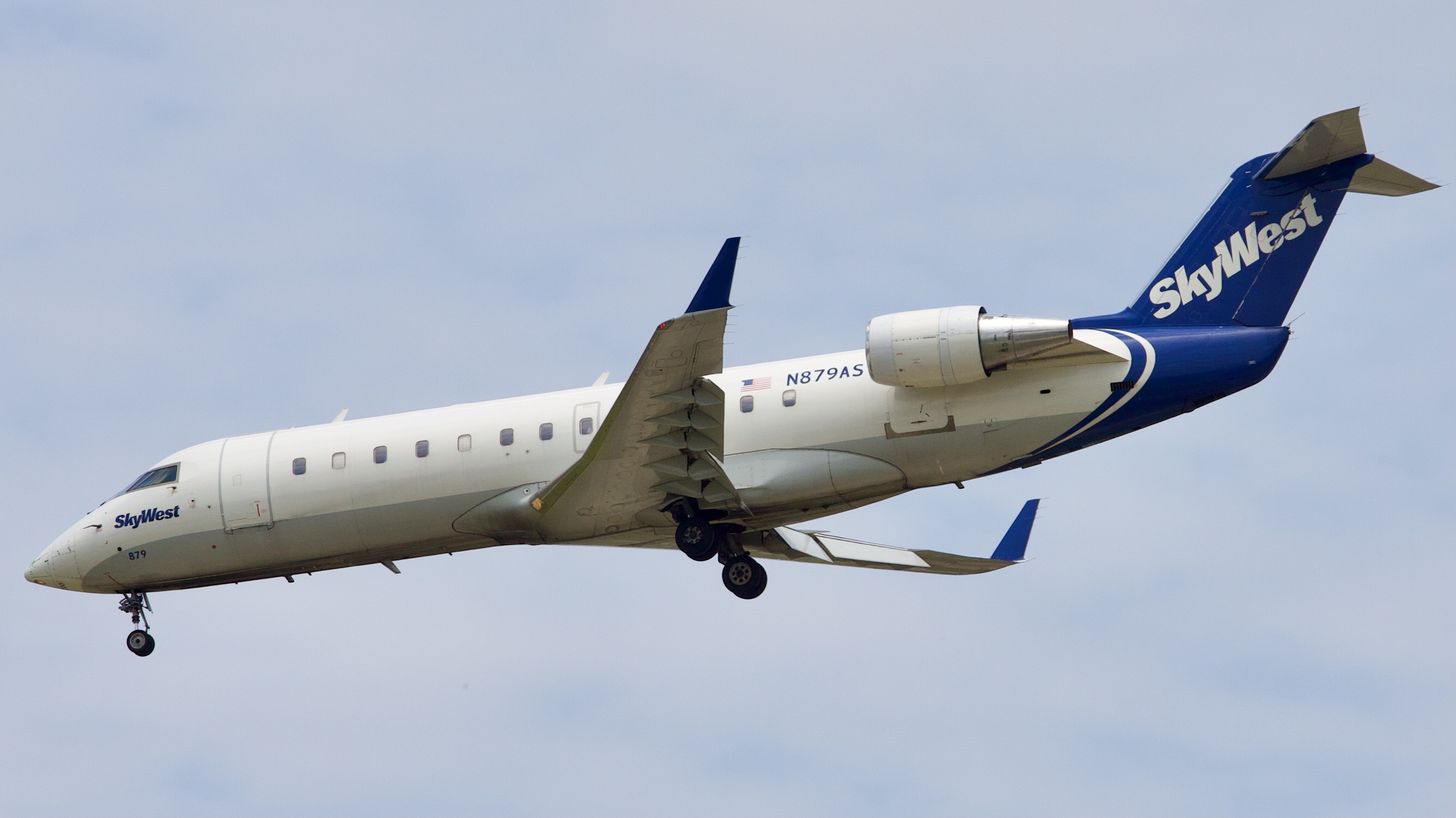 Full size: SkyWest Airlines Mitsubishi CRJ-200 N879AS at Houston-George Bush Intercontinental Airport