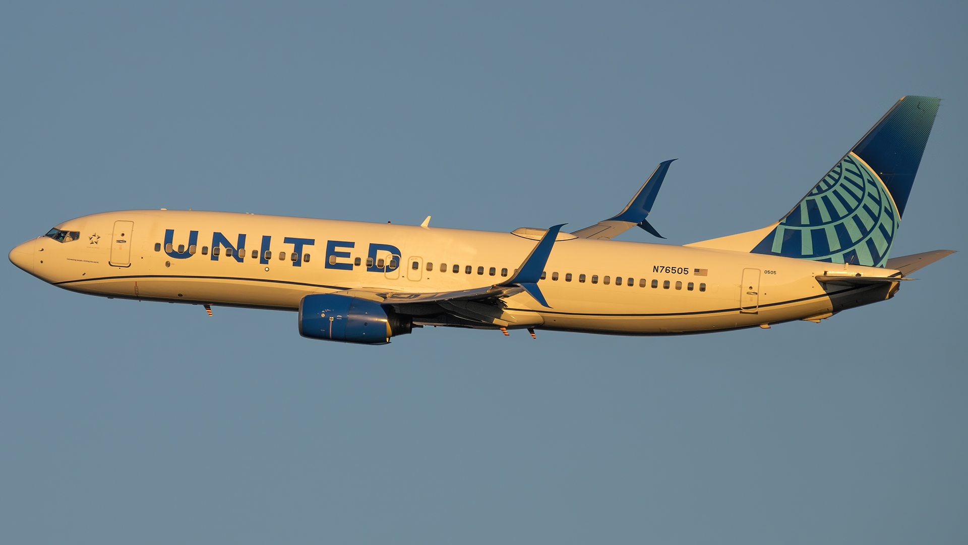 Full size: United Airlines Boeing 737-800 N76505 at Ronald Reagan National Airport