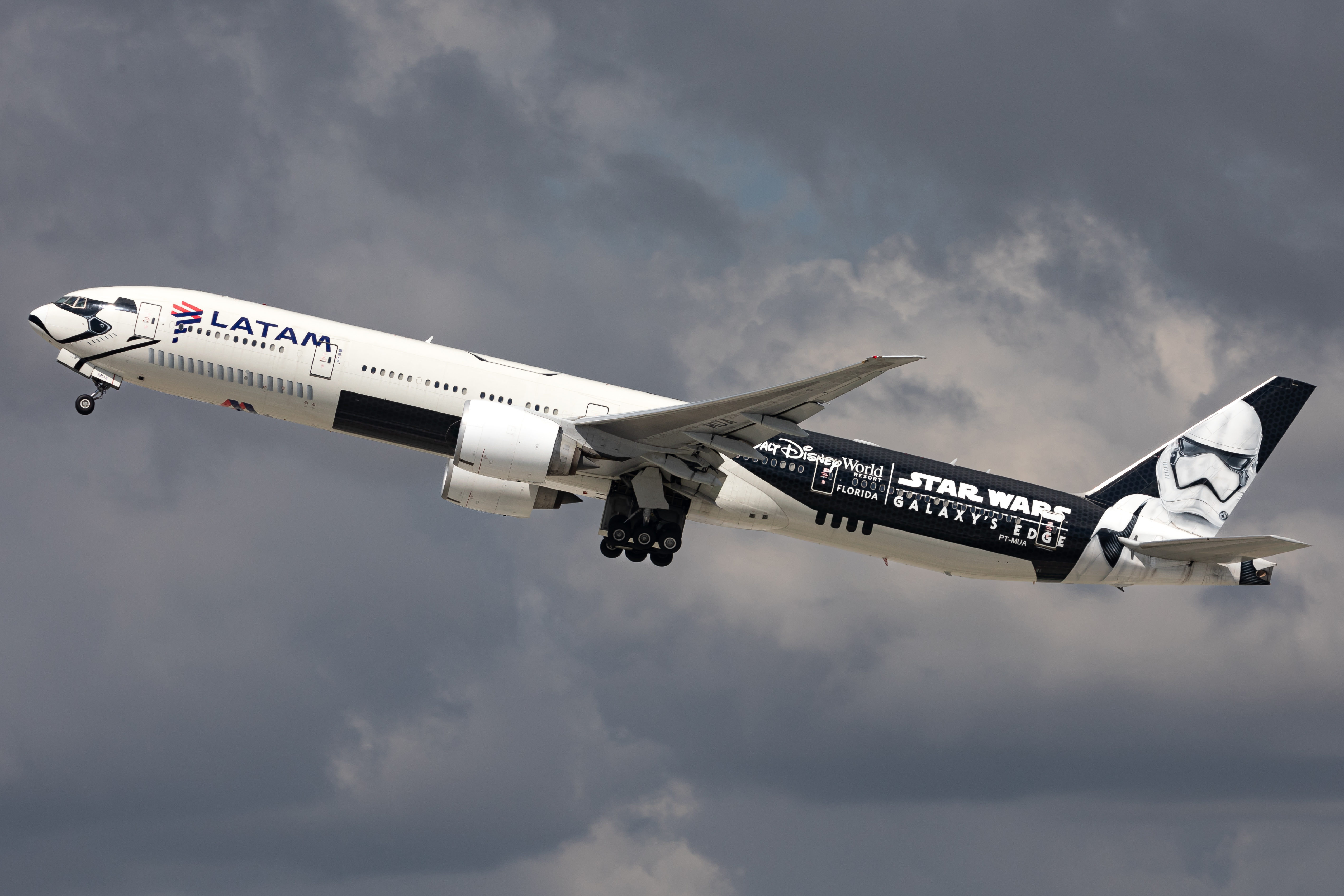Full size: LATAM Boeing 777-300ER PT-MUA at Los Angeles International Airport