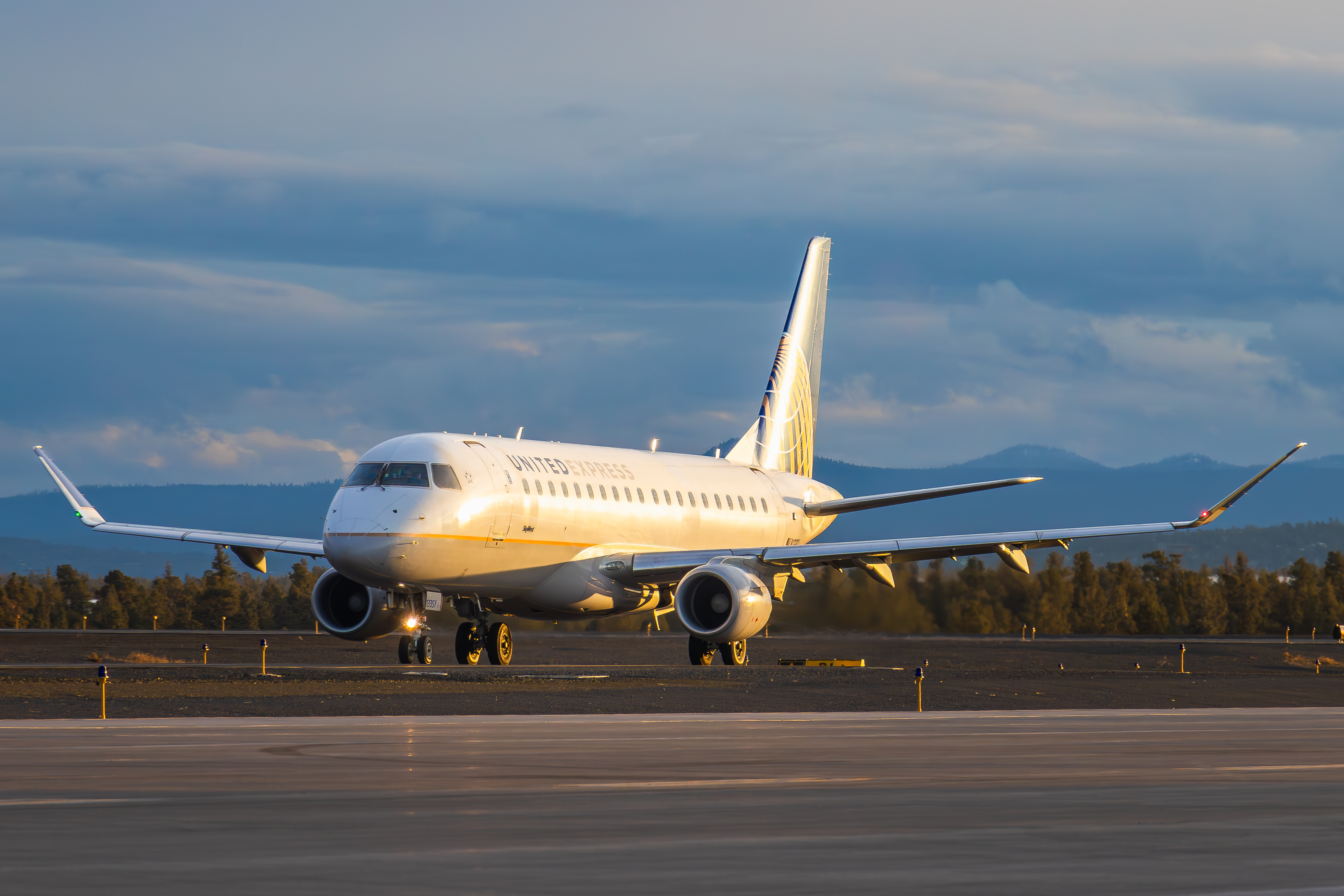 Full size: United Express Embraer E175 N133SY at Roberts Field Airport