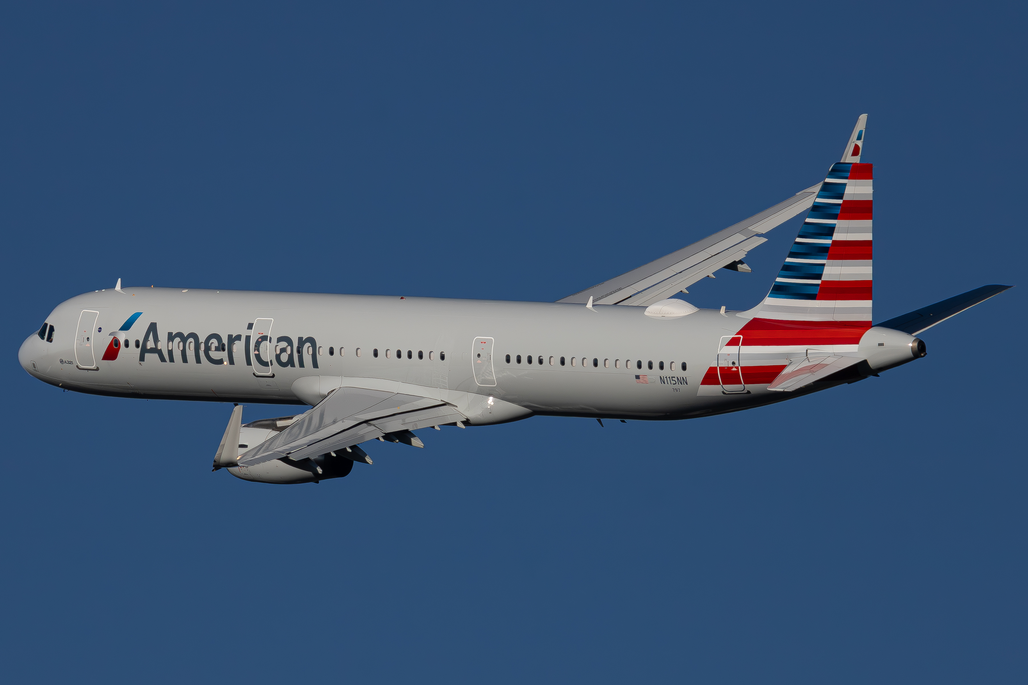 Full size: American Airlines Airbus A321-200 N115NN at Charlotte/Douglas International Airport