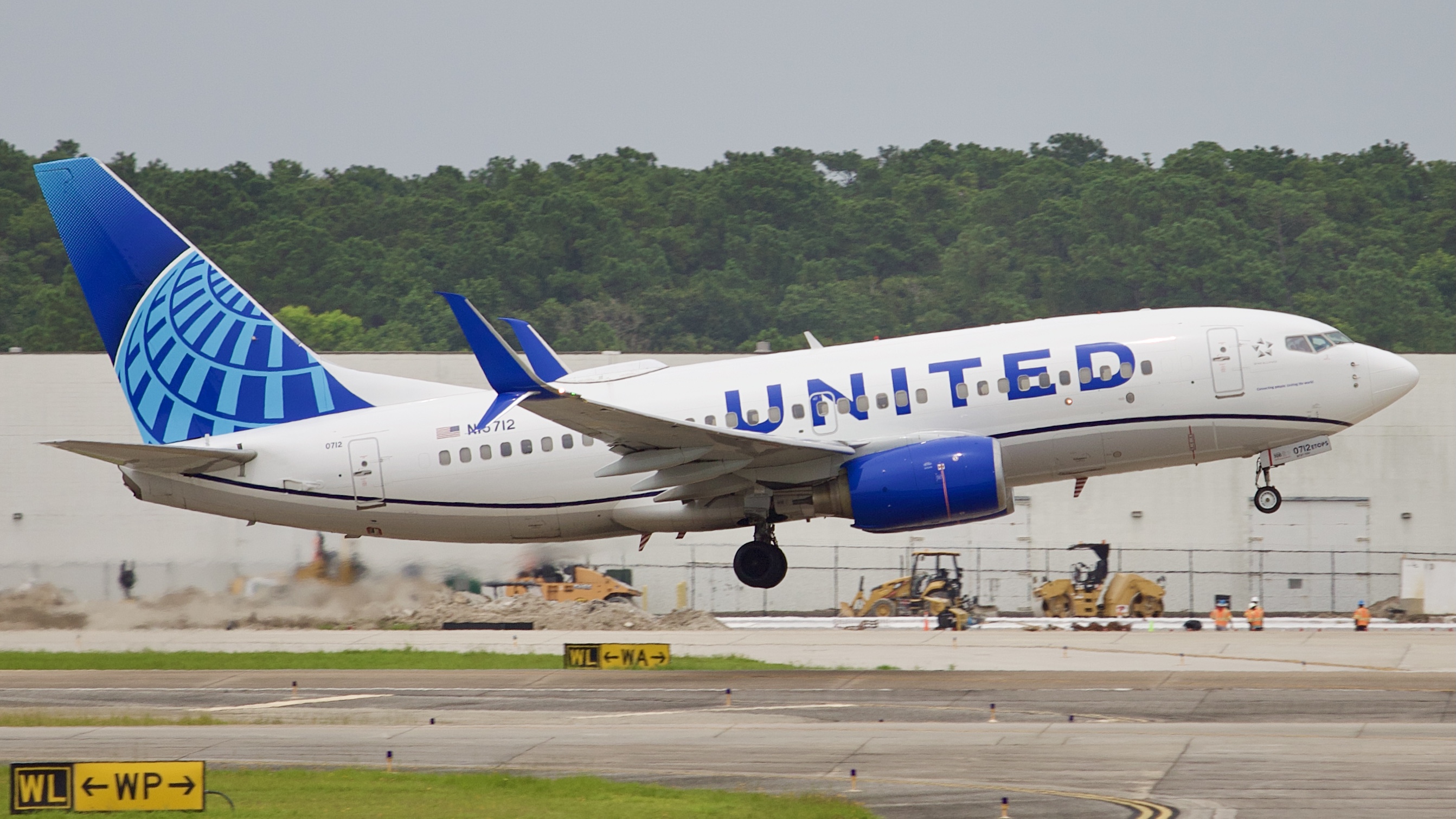 Full size: United Airlines Boeing 737-700 N15712 at Houston-George Bush Intercontinental Airport