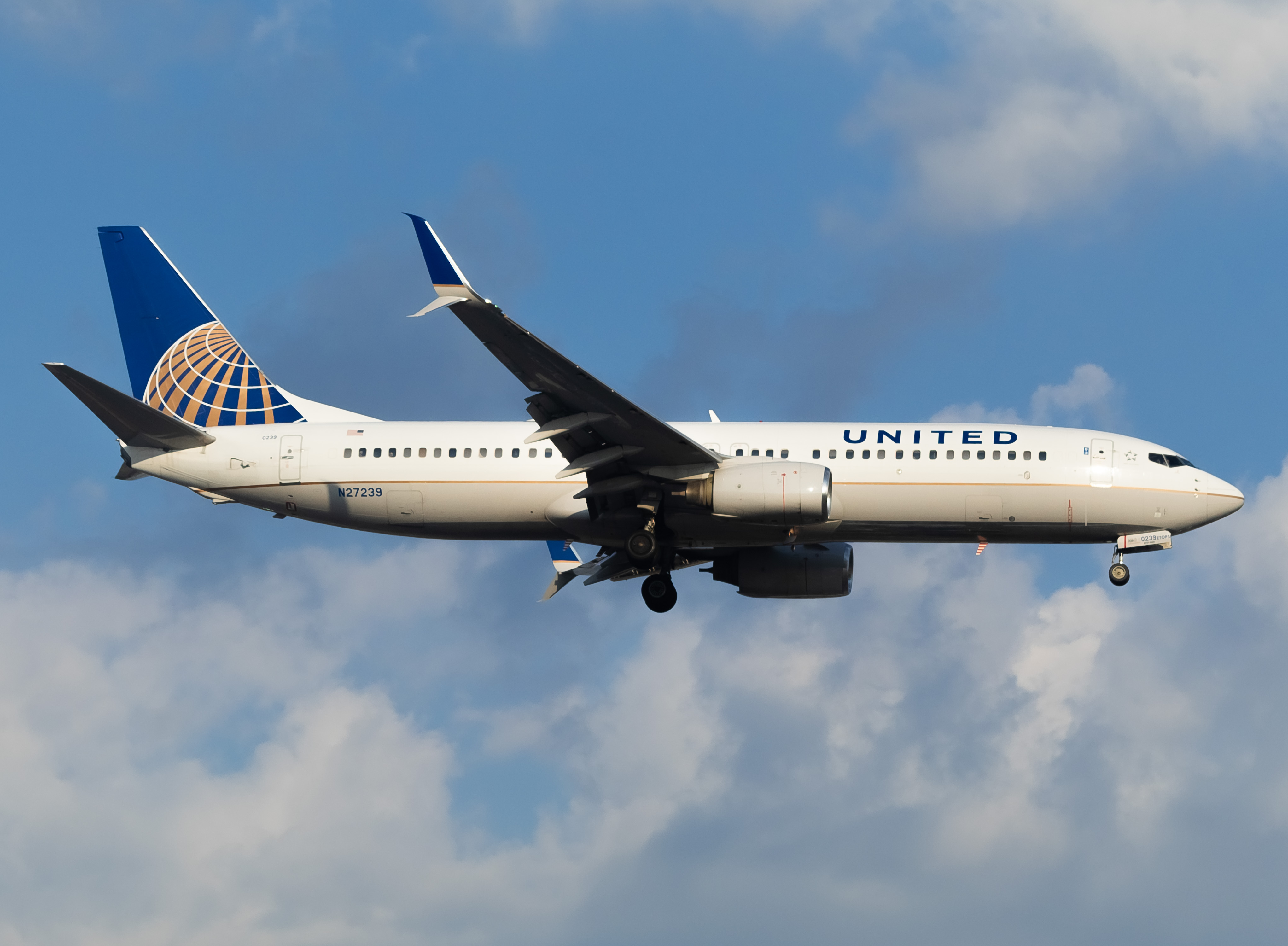 Full size: United Airlines Boeing 737-800 N27239 at Newark Liberty International Airport