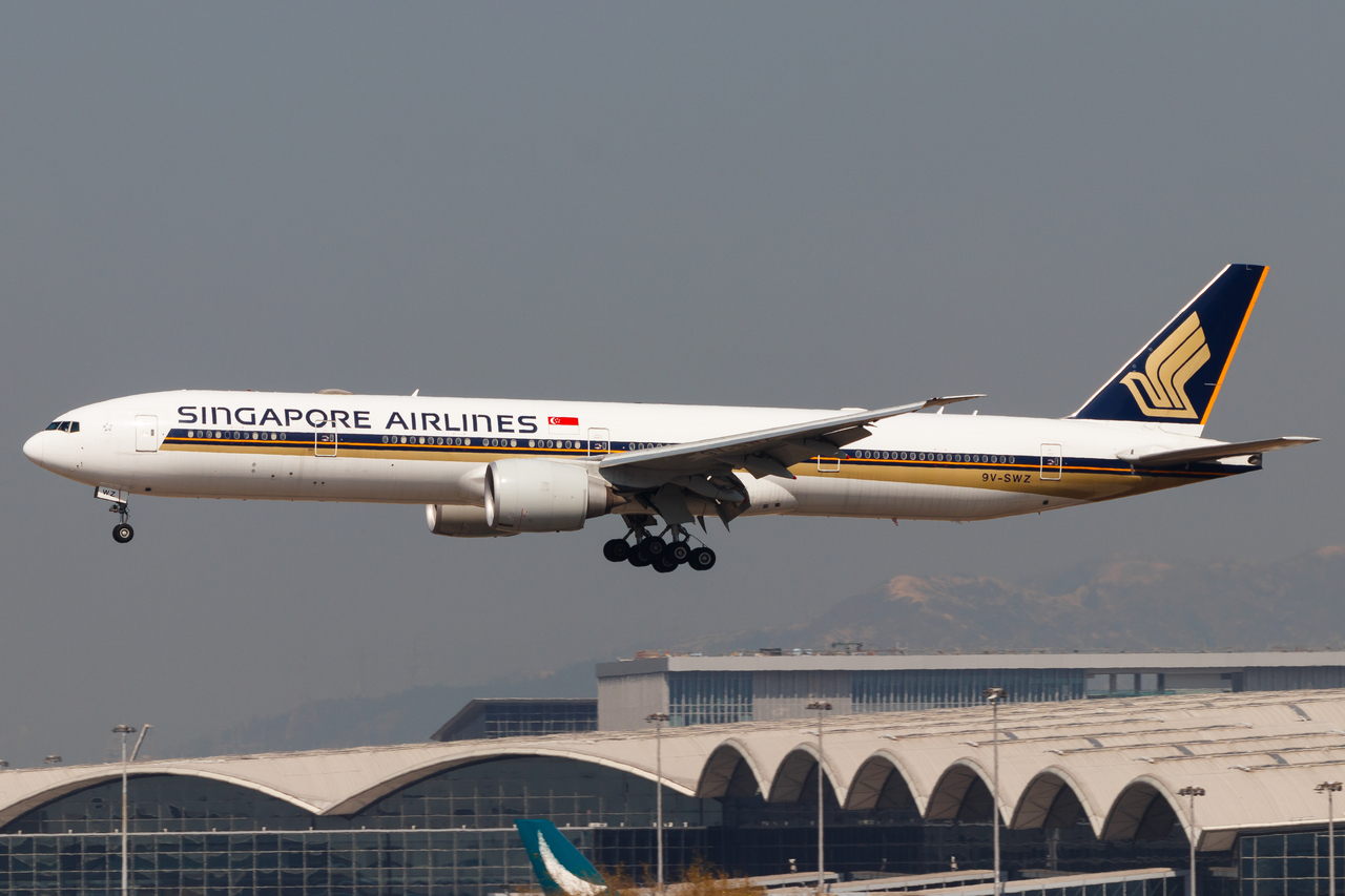 Full size: Singapore Airlines Boeing 777-300ER 9V-SWZ at Hong Kong International Airport