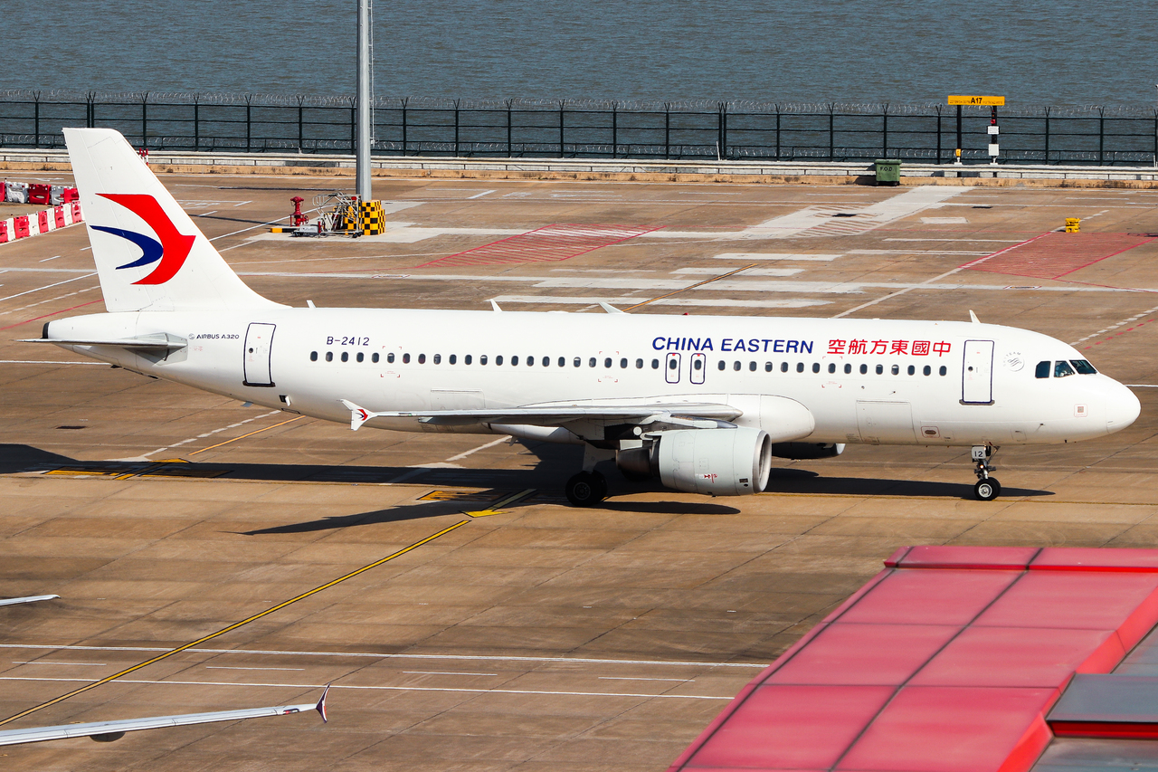 Full size: China Eastern Airlines Airbus A320 B-2412 at Macau International Airport