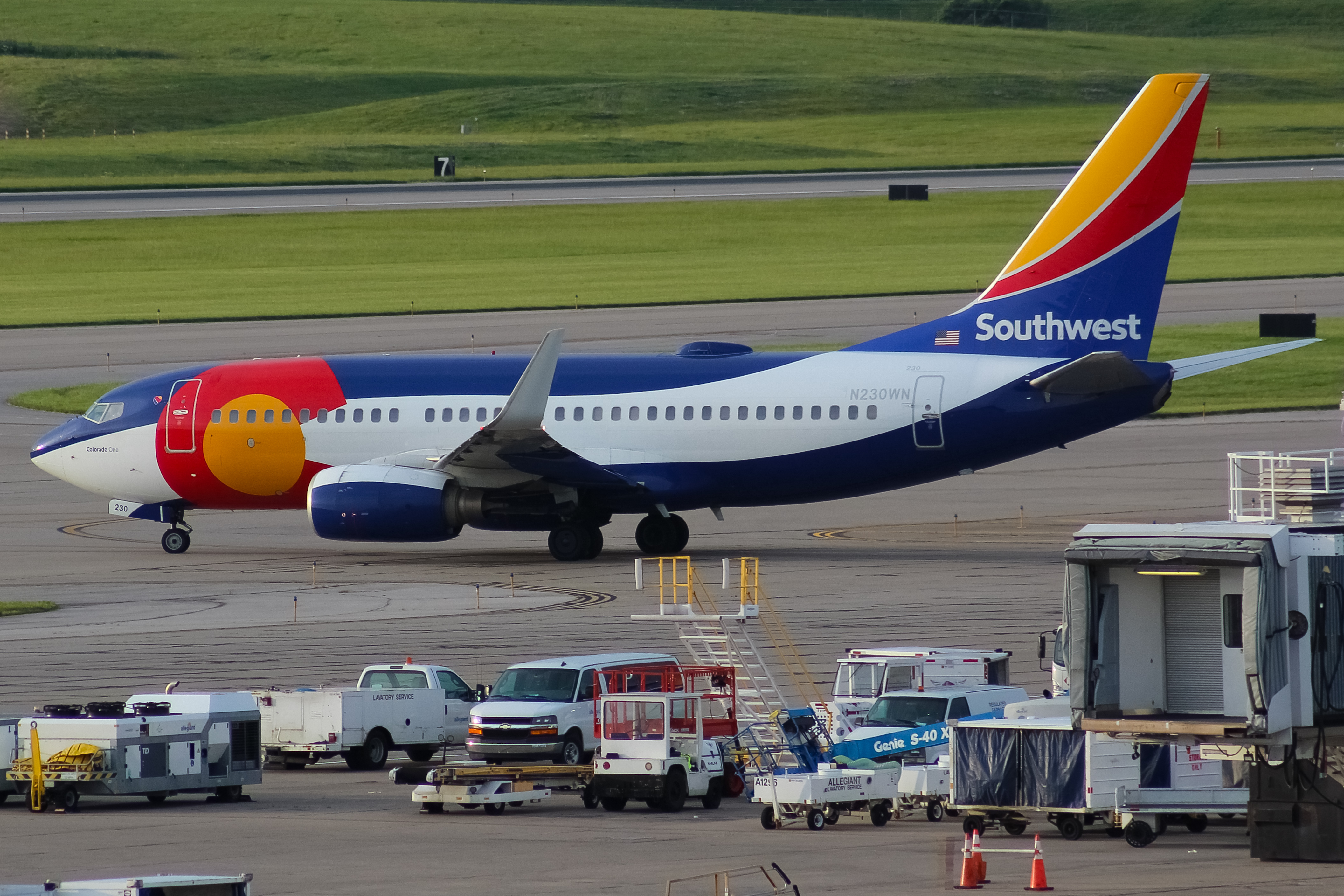 Full size: Southwest Airlines Boeing 737-700 N230WN at Cincinnati/Northern Kentucky International Airport