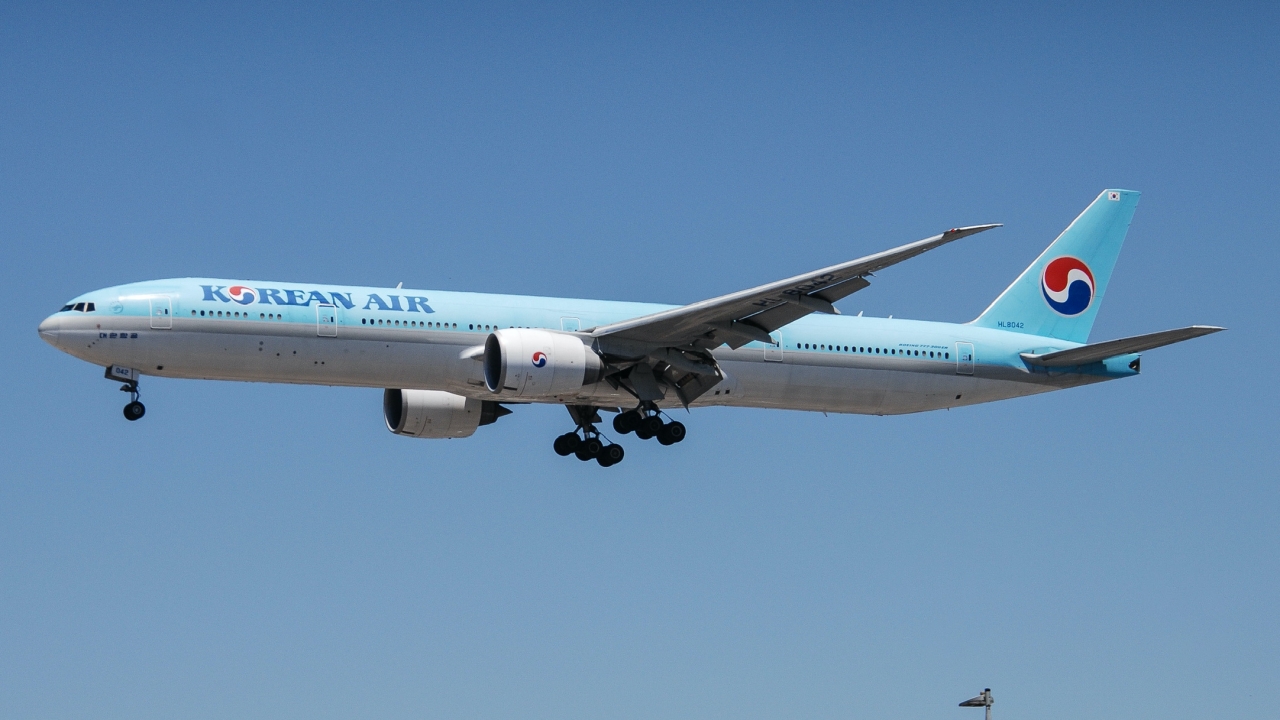Full size: Korean Air Boeing 777-300ER HL8042 at Los Angeles International Airport