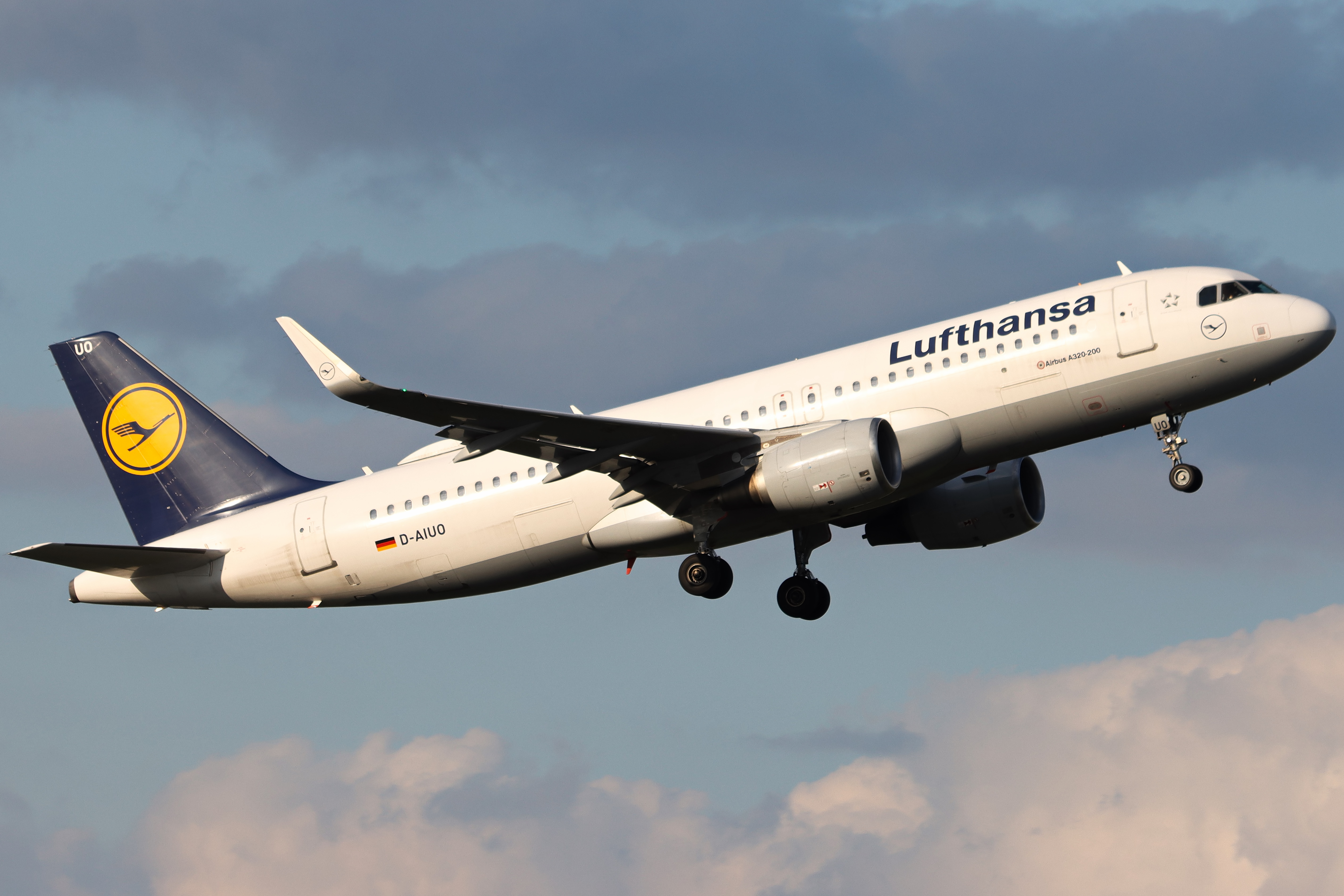 Full size: Lufthansa Airbus A320 D-AIUO at Birmingham Airport