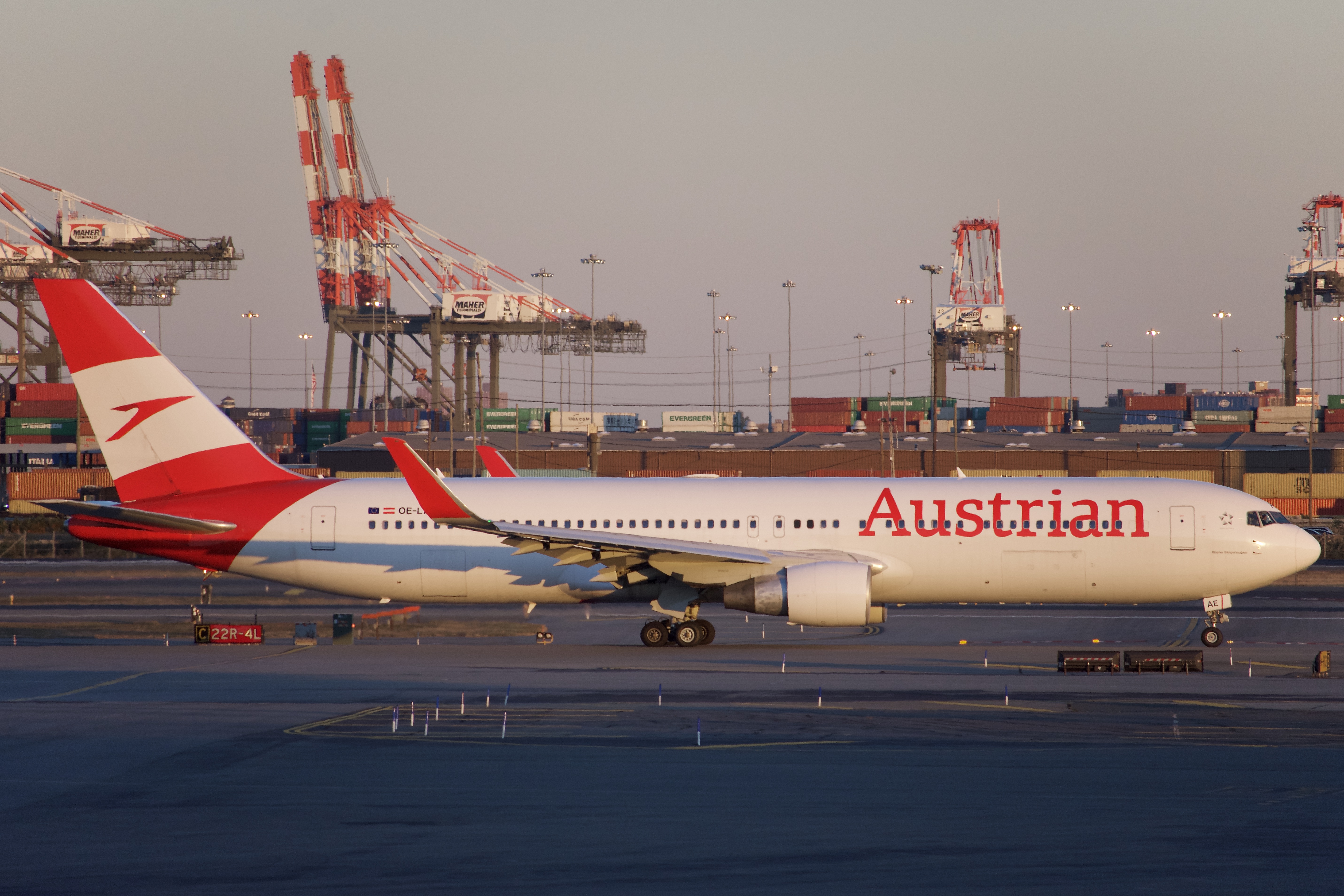 Full size: Austrian Airlines Boeing 767-300ER OE-LAE at Newark Liberty International Airport