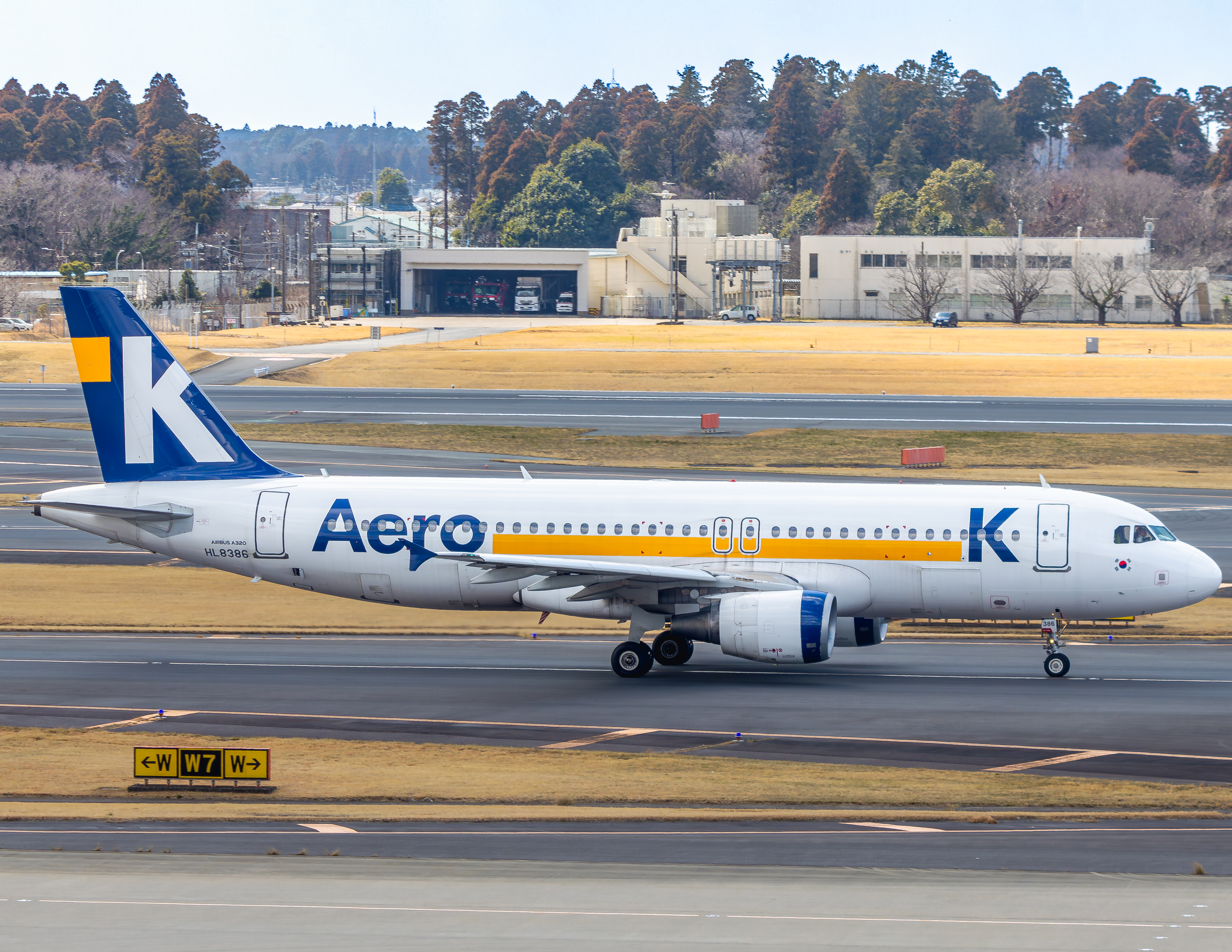 Full size: Aero K Airbus A320 HL8386 at Tokyo-Narita International Airport