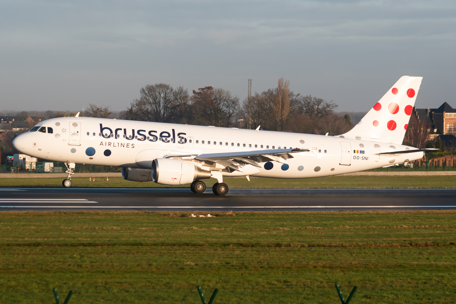Full size: Brussels Airlines Airbus A320 OO-SNI at Brussels Airport