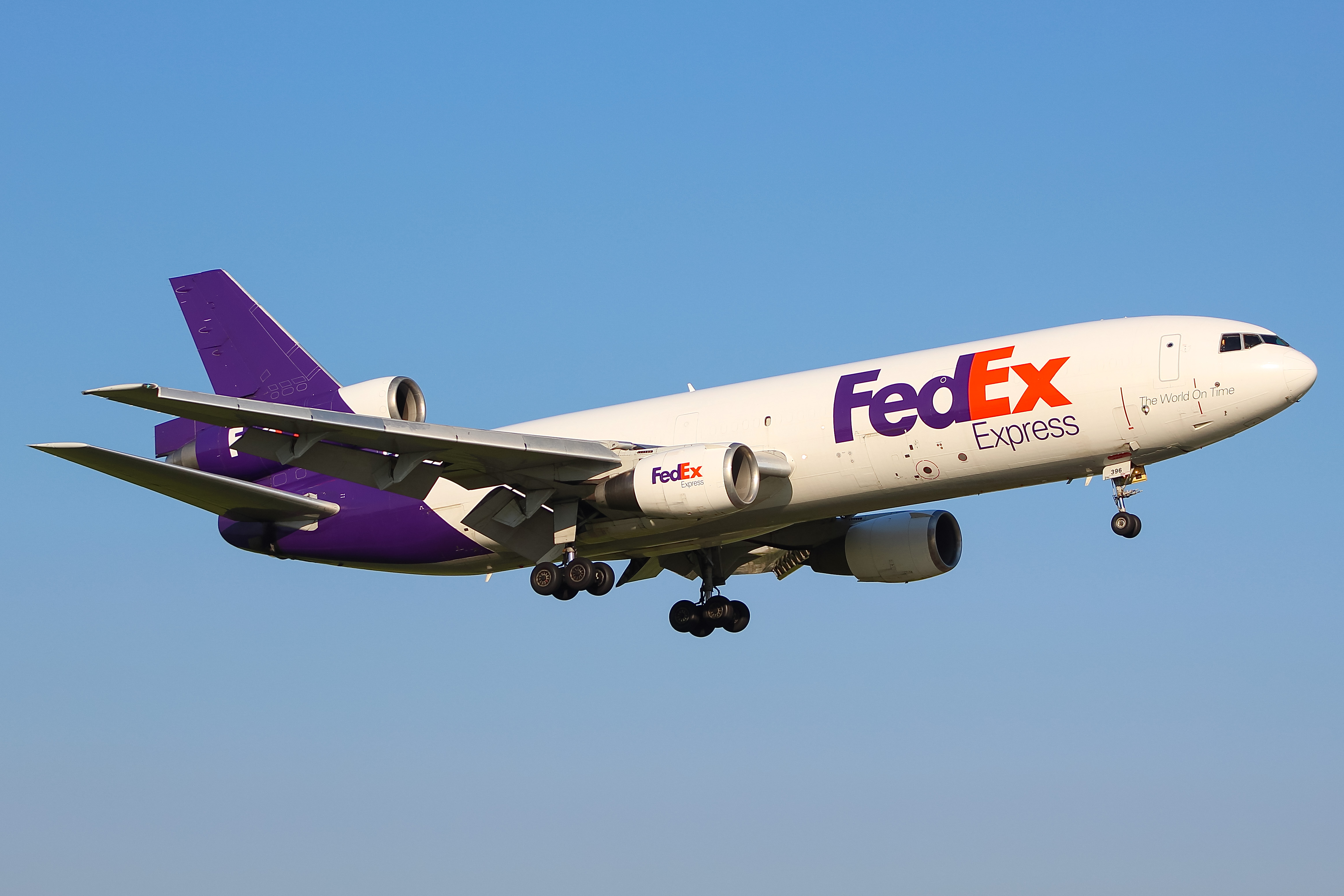 Full size: FedEx Express  McDonnell Douglas DC-10 N396FE at General Mitchell International Airport