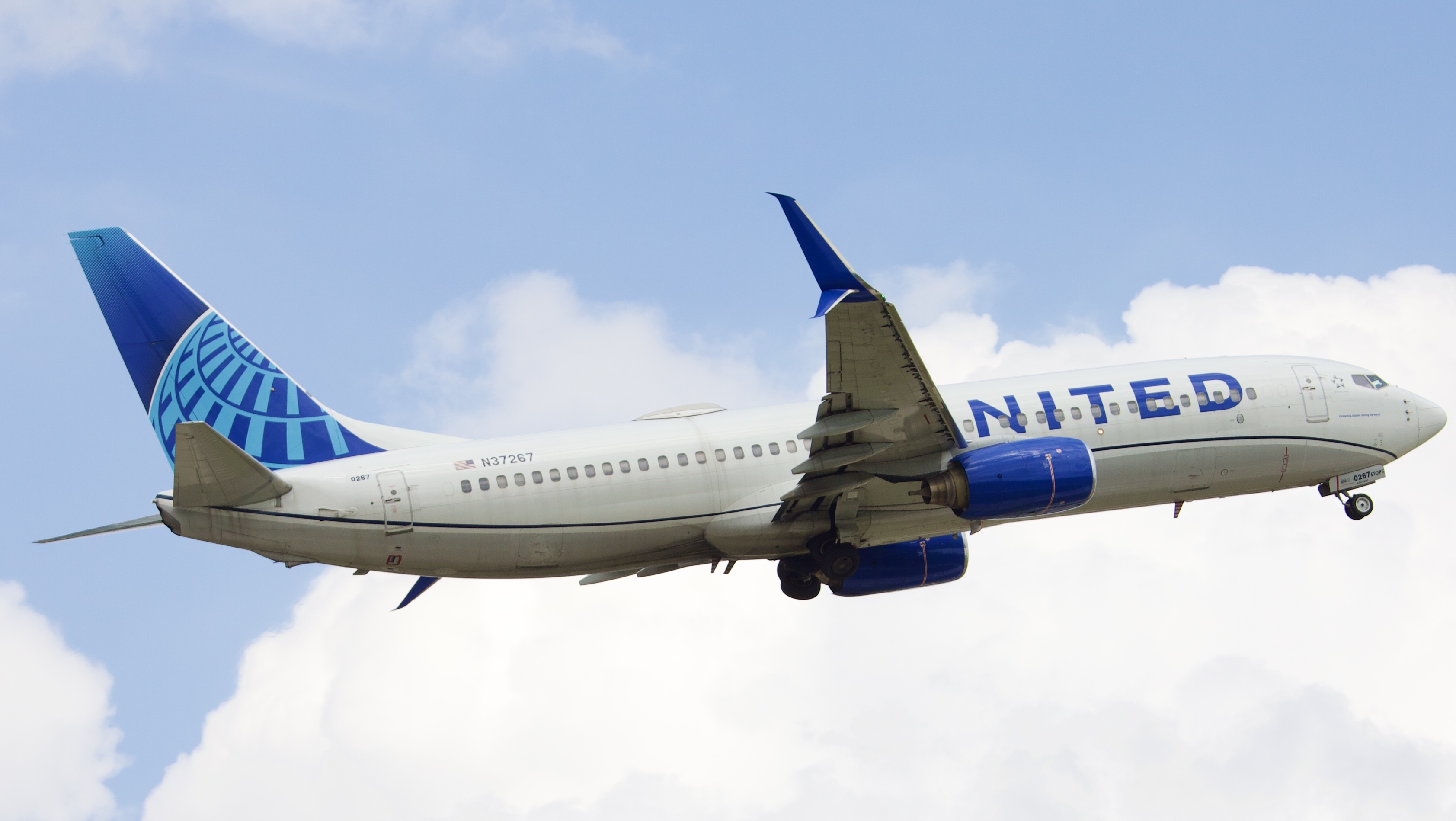 Full size: United Airlines  Boeing 737-800 N37267 at Houston-George Bush Intercontinental Airport