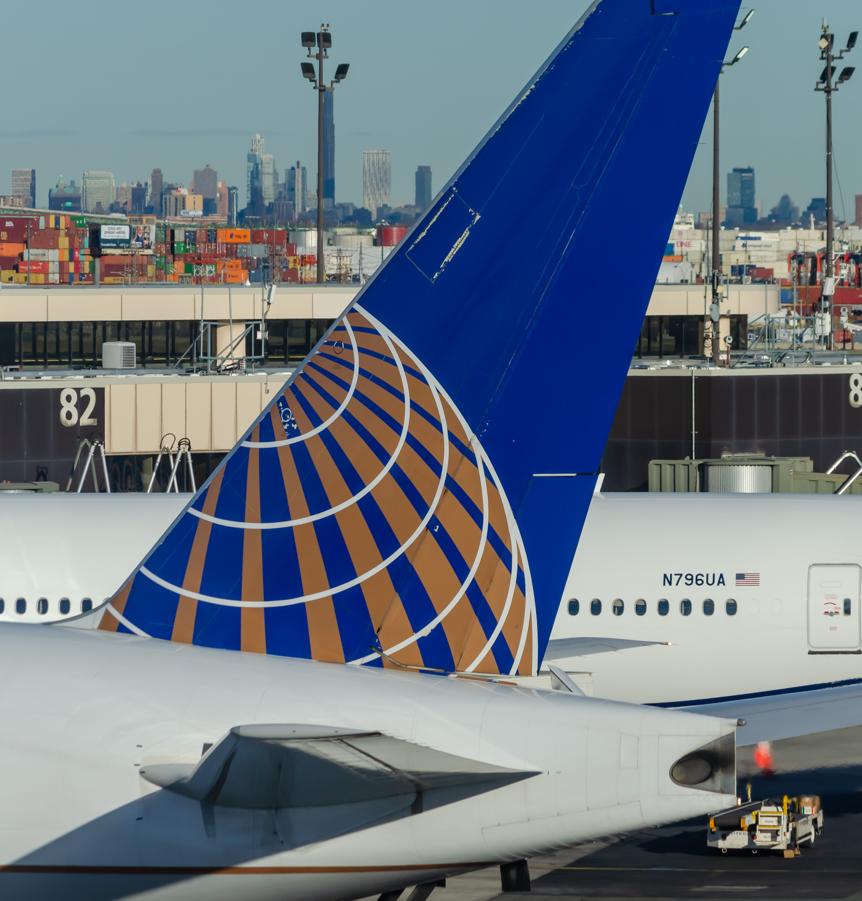 Full size: United Airlines Boeing 777-200ER N223UA at Newark Liberty International Airport