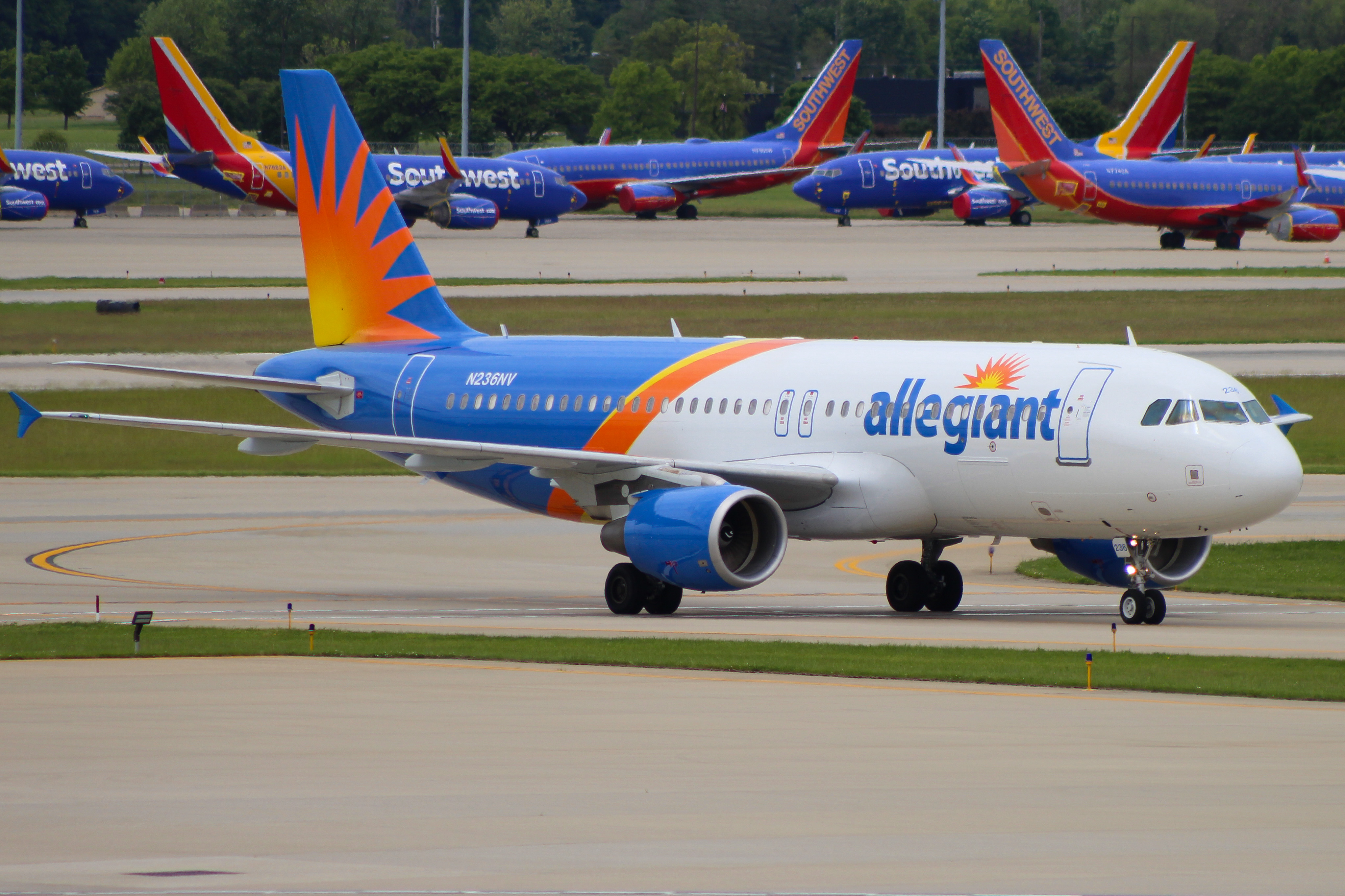 Full size: Allegiant Air Airbus A320 N236NV at Indianapolis International Airport