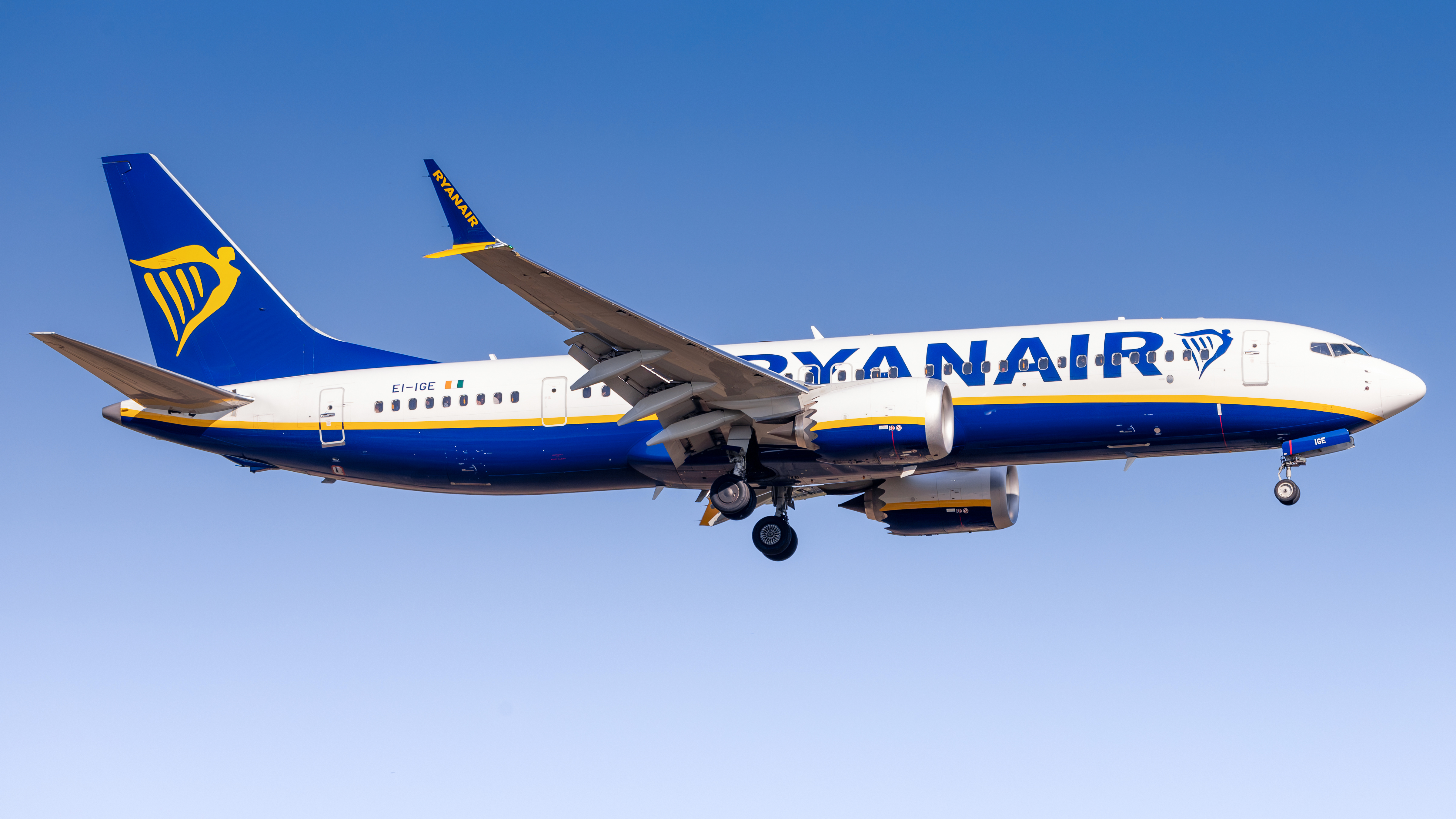 Full size: RyanAir Boeing 737 MAX 8 EI-IGE at Eindhoven Airport