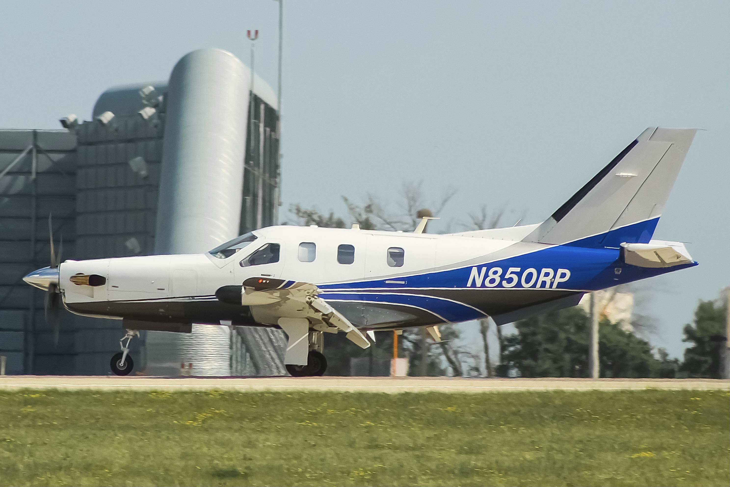 Full size: PRIVATE Socata TBM-700 N850RP at General Mitchell International Airport