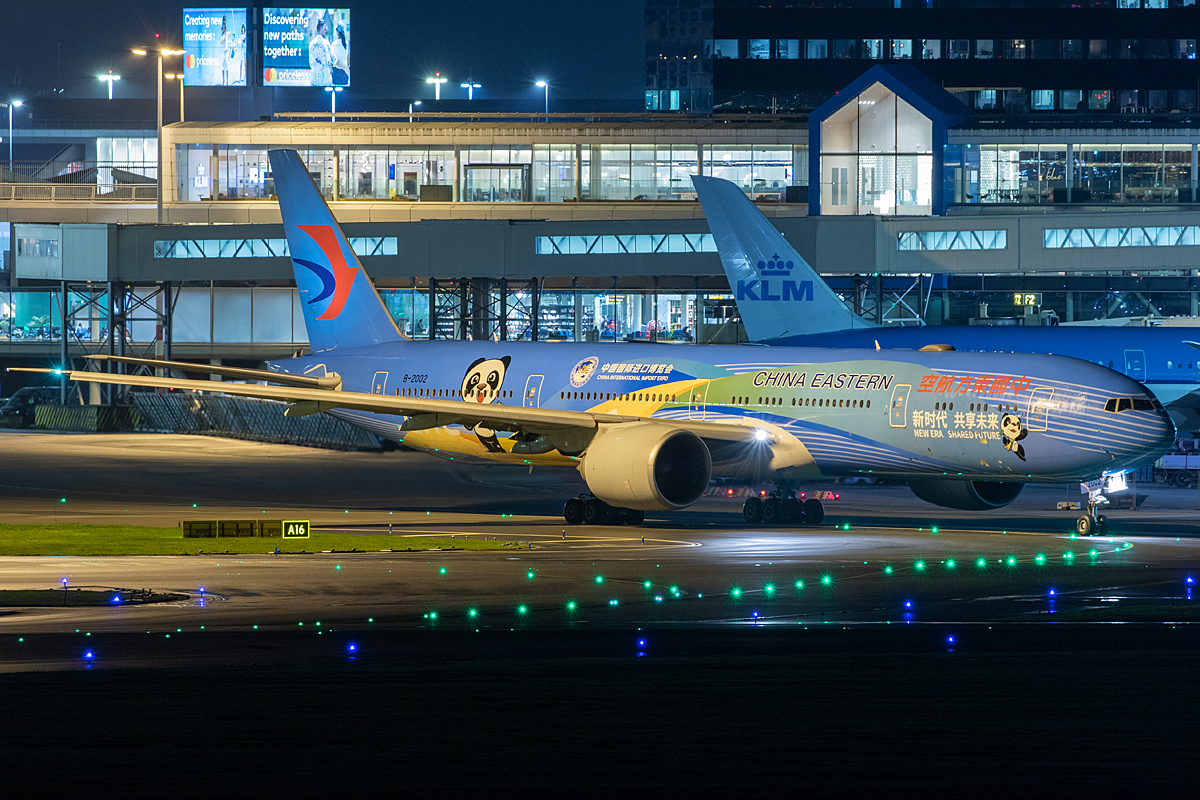 Full size: China Eastern Airlines Boeing 777-300ER B-2002 at Amsterdam Schiphol Airport