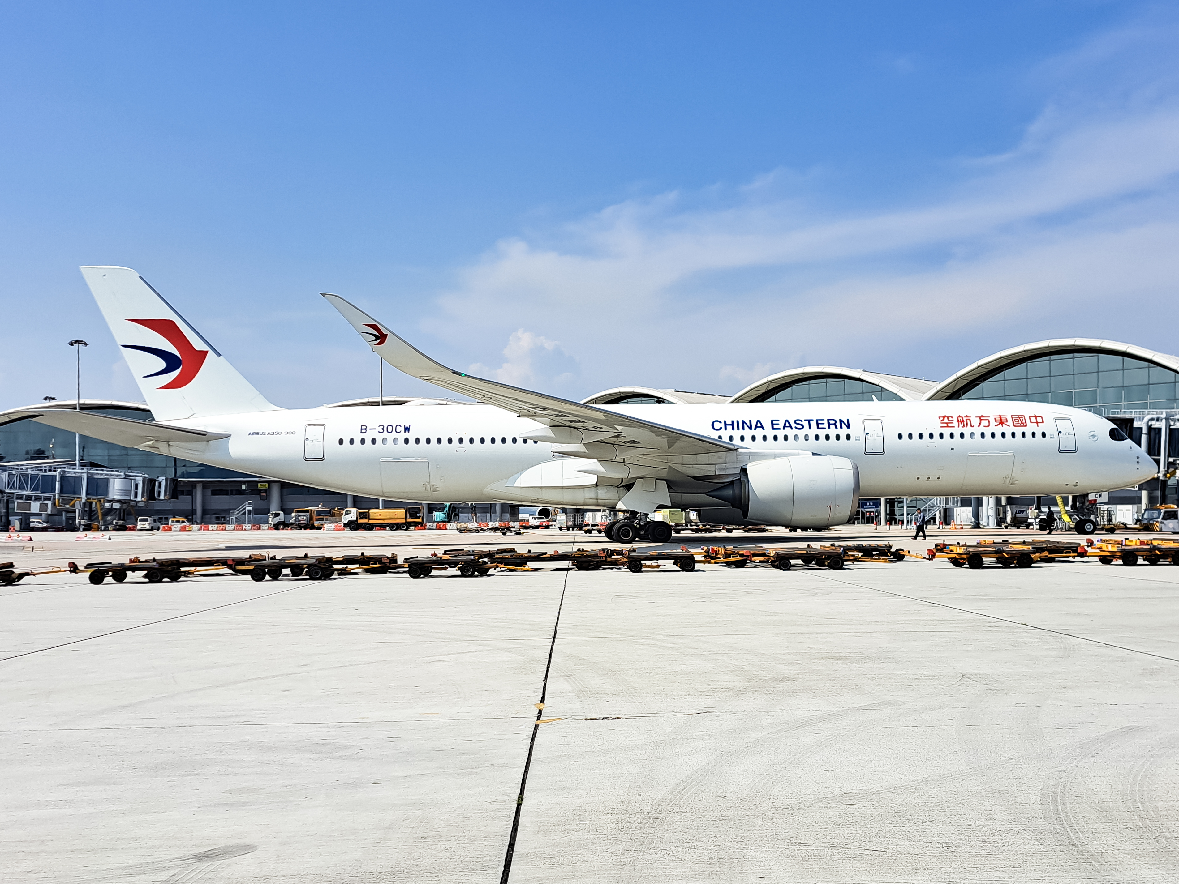 Full size: China Eastern Airlines Airbus A350-900 B-30CW at Hong Kong International Airport