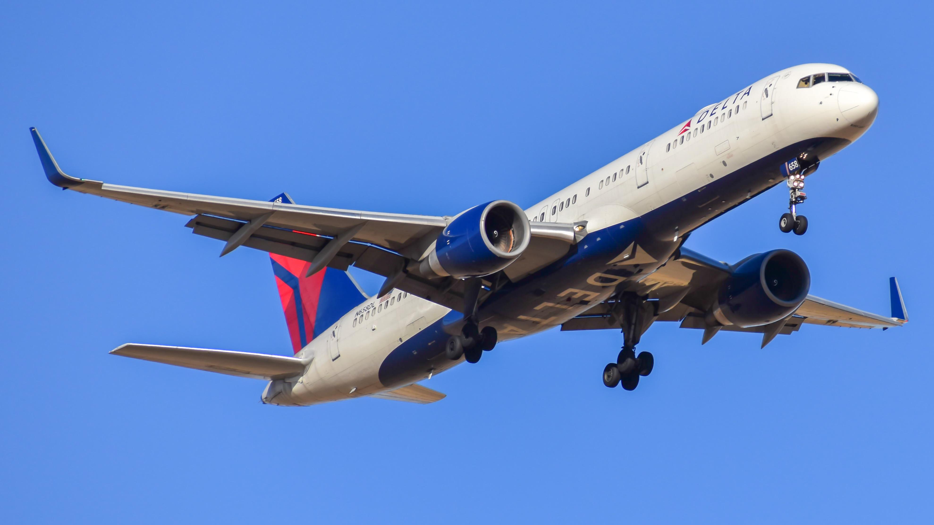 Full size: Delta Airlines Boeing 757-200 N658DL at Denver International Airport