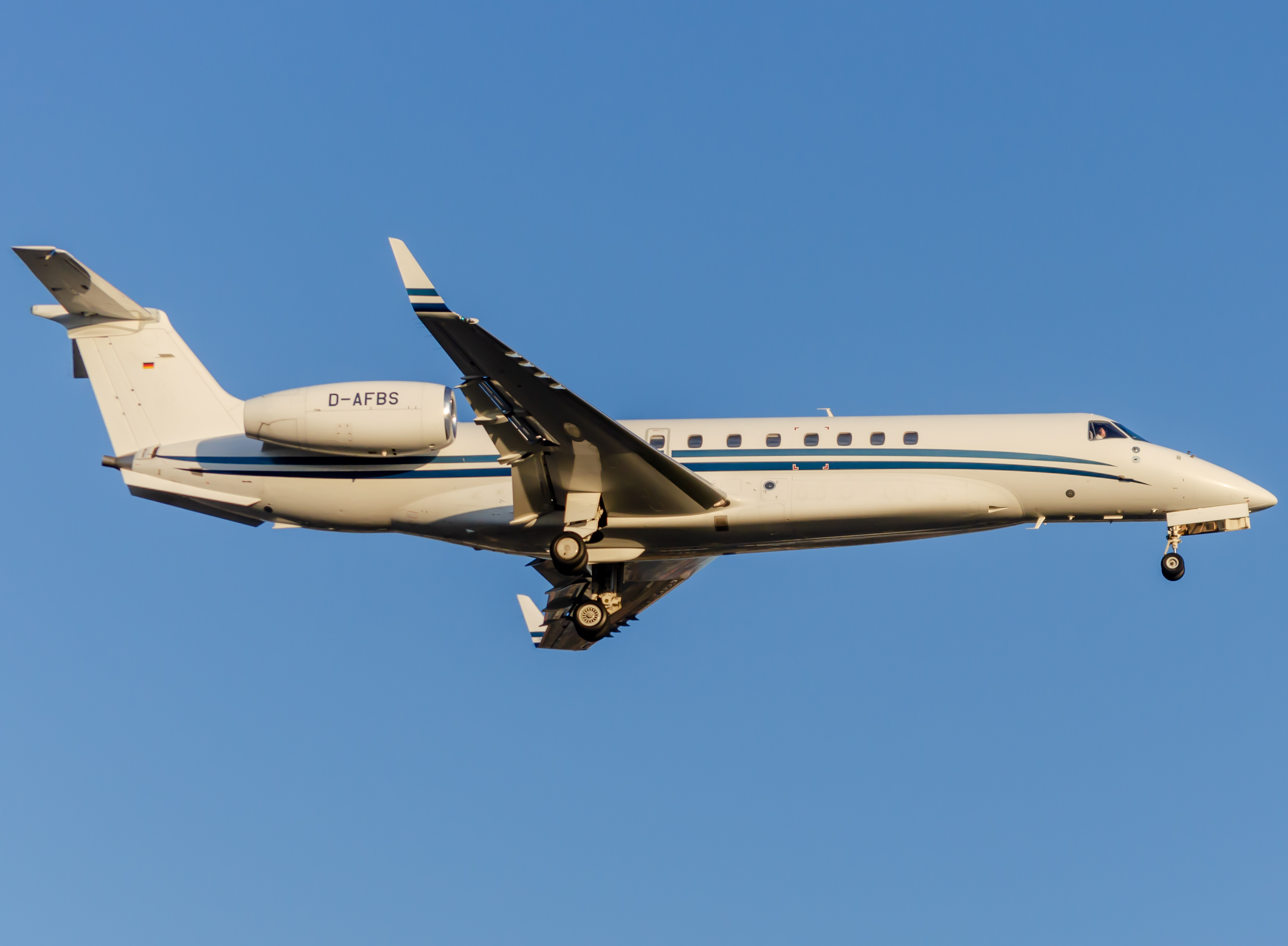 Full size: PRIVATE Embraer ERJ135 DAFBS at Newark Liberty International Airport