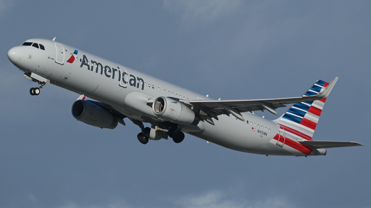 Full size: American Airlines Airbus A321-200 N105NN at Los Angeles International Airport