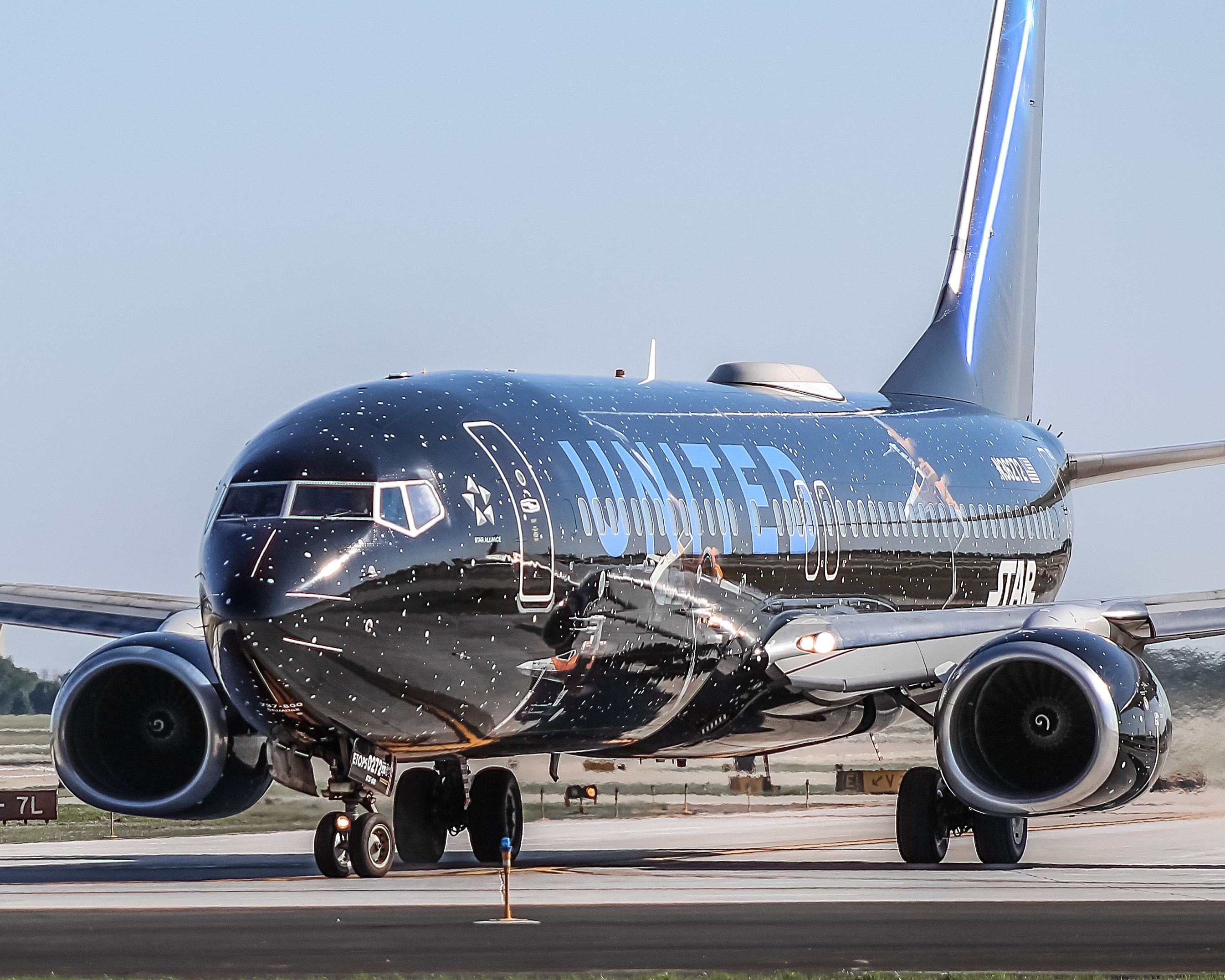 Full size: United Airlines Boeing 737-800 N36272 at General Mitchell International Airport