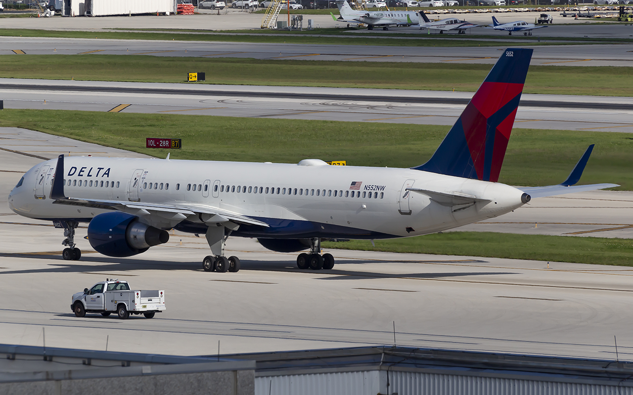 Full size: Delta Airlines Boeing 757-200 N552NW at Fort Lauderdale/Hollywood International Airport