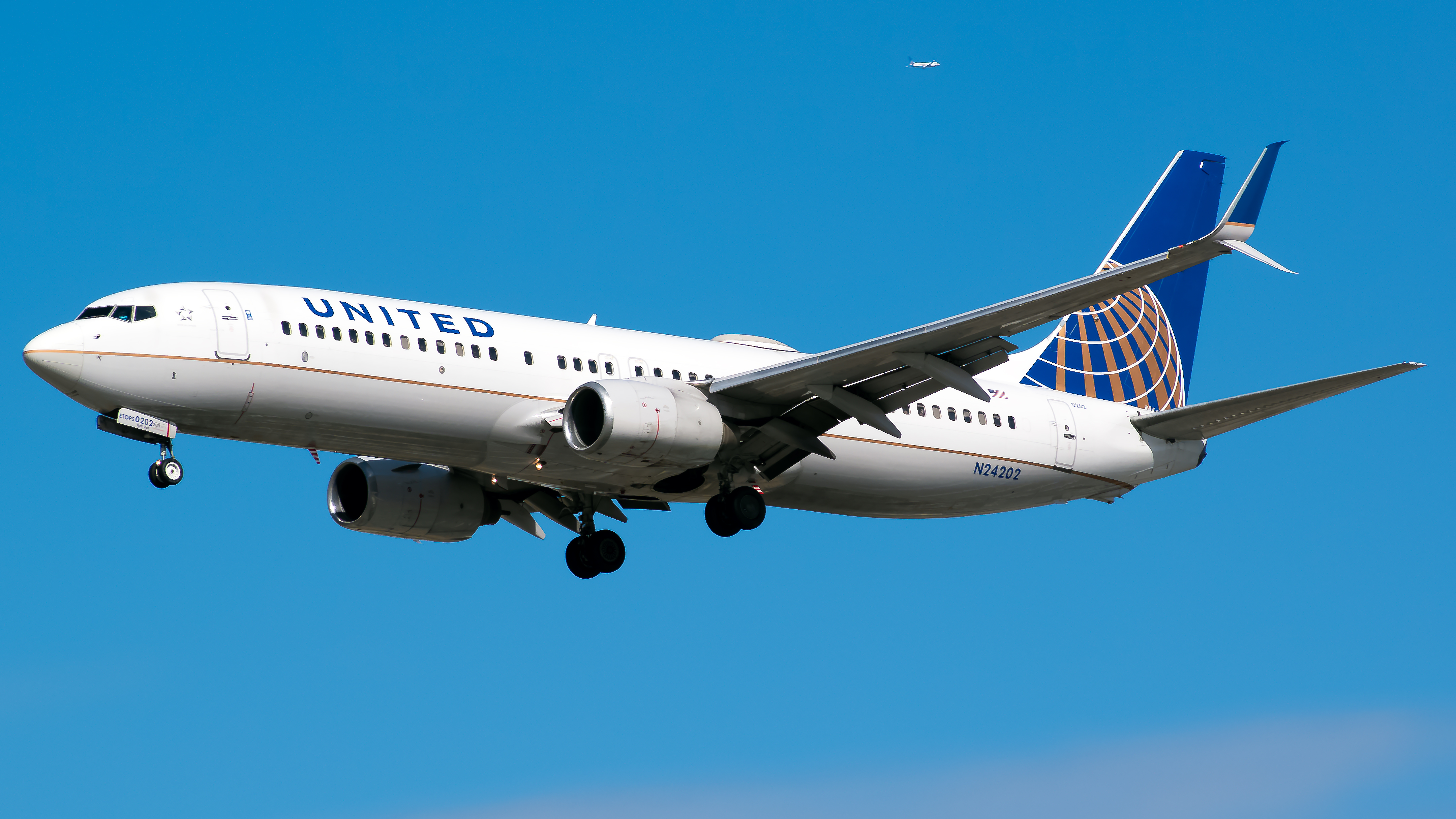 Full size: United Airlines Boeing 737-900ER N24202 at Chicago O'Hare International Airport